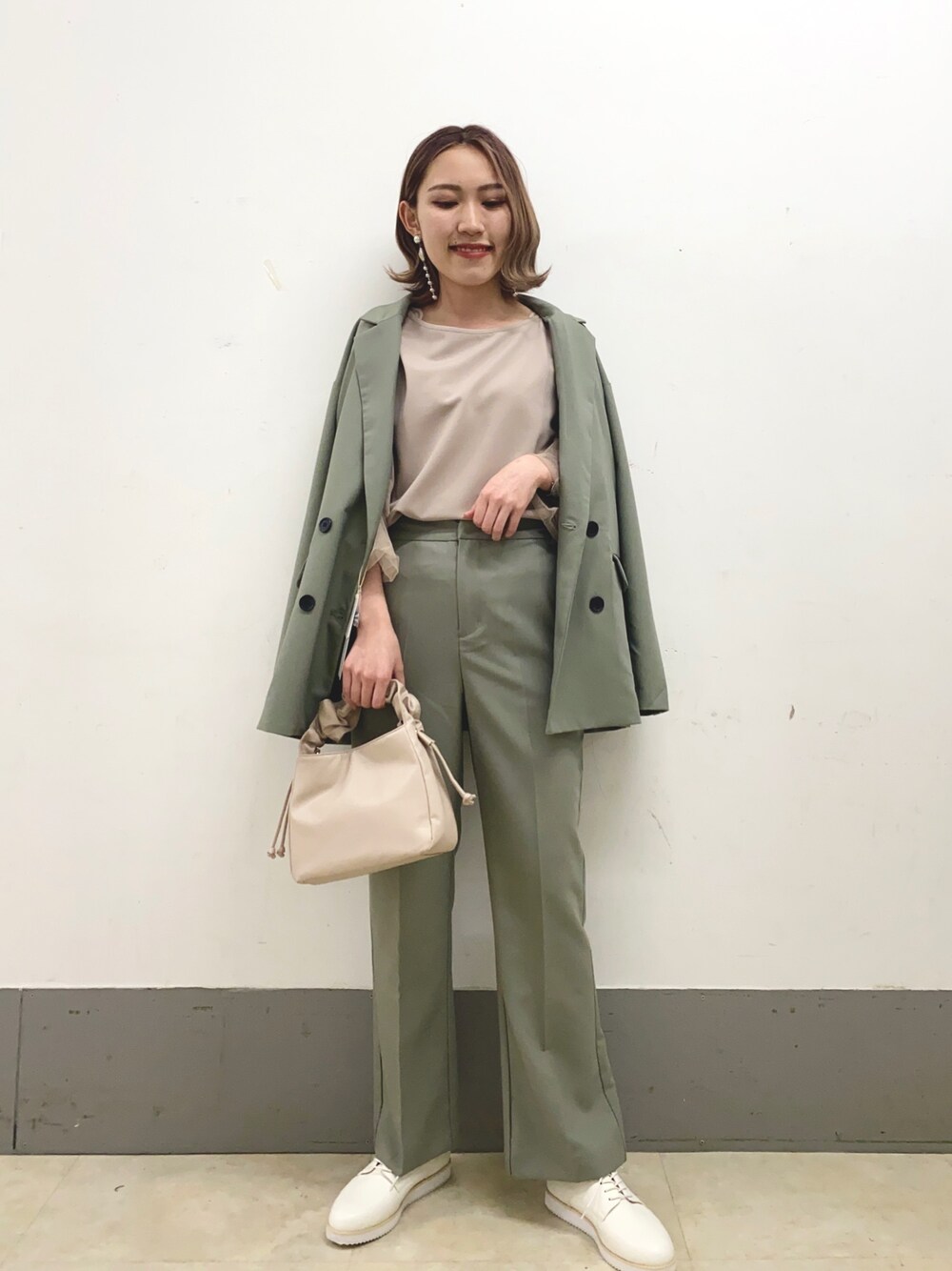 「はるコーデ、シンプル、セットアップ、ジャケット、パンツスタイル、きれいめカジュアル、カーキ、ミスティ ウーマン(mysty woman)」｜「mysty womanのオーバーダブルジャケット 932739（テーラードジャケット、グリーン系）」を使った、あくるんさん（レディース・156cm）の春コーディネートの1枚目の写真