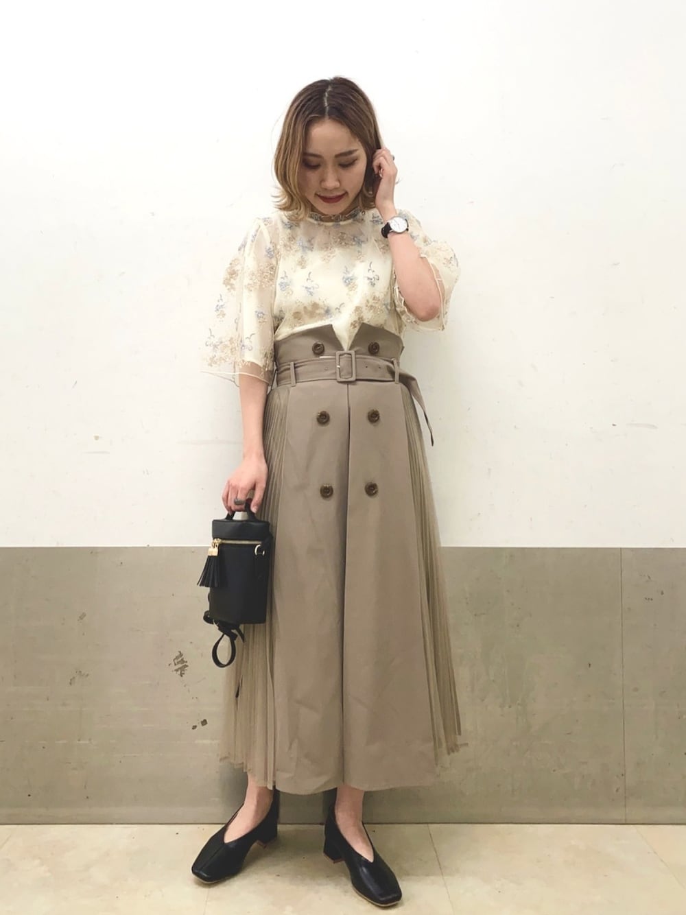 「春コーデ、ブラウス、ミスティ ウーマン(mysty woman)、春夏コーデ、トレンチスカート、フェミニン、ガーリー、デート」｜「mysty womanのフローラル刺繍5分袖ブラウス 942708（シャツ/ブラウス、ホワイト系）」を使った、あくるんさん（レディース・156cm）の春コーディネートの1枚目の写真