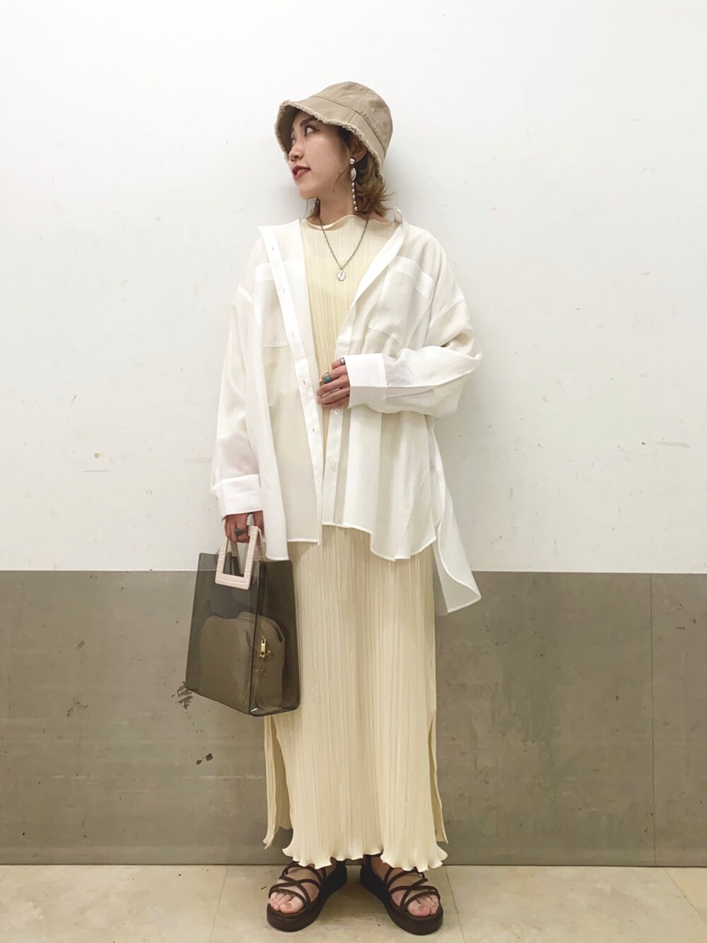 「春コーデ、シンプルコーデ、ミスティ ウーマン(mysty woman)、カジュアルコーデ、きれいめカジュアル、大人コーデ、ホワイト、バケットハット、シャツスタイル」｜「mysty womanのフリンジバケットハット 938581（ハット、ホワイト系）」を使った、あくるんさん（レディース・156cm）の春コーディネートの1枚目の写真