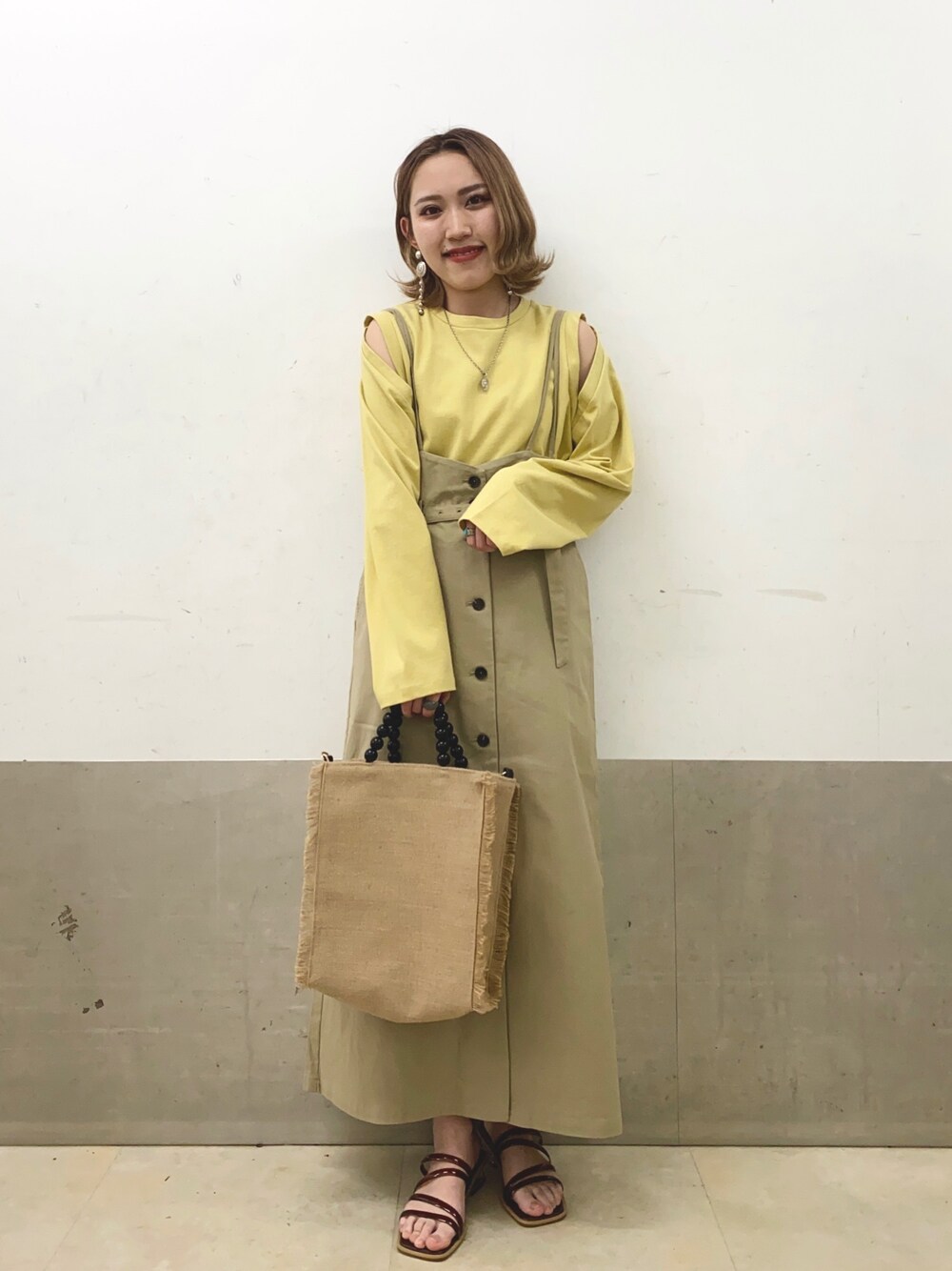 「春夏コーデ、カジュアルコーデ、大人カジュアル、おしゃれさんと繋がりたい、ベージュ、ワントーンコーデ、ミスティ ウーマン(mysty woman)」｜「mysty womanのショルダーホールロンT 938372（Tシャツ/カットソー、イエロー系）」を使った、あくるんさん（レディース・156cm）の春コーディネートの1枚目の写真