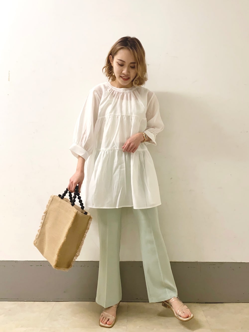 「春コーデ、シンプル、春、ミスティ ウーマン(mysty woman)、カラーパンツ、フレアパンツ、大人コーデ、夏コーデ」｜「mysty womanの2WAYティアードブラウス 943482（シャツ/ブラウス、ホワイト系）」を使った、あくるんさん（レディース・156cm）の春コーディネートの1枚目の写真