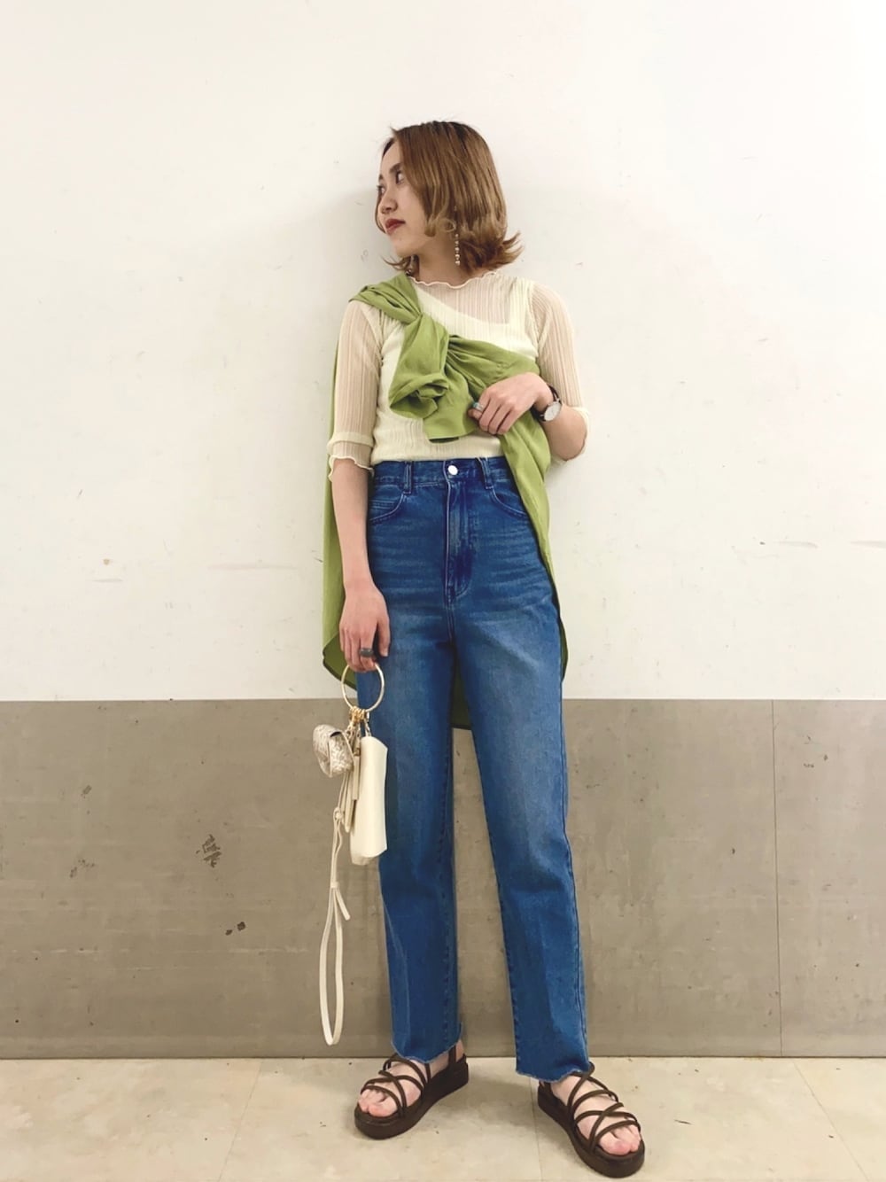 「シンプルコーデ、今日のコーデ、オトナ女子、春、大人カジュアル、グリーン、デニム、ミスティ ウーマン(mysty woman)」｜「mysty womanのシアプリーツメロープルオーバー 941795（Tシャツ/カットソー、ホワイト系）」を使った、あくるんさん（レディース・156cm）の春コーディネートの1枚目の写真