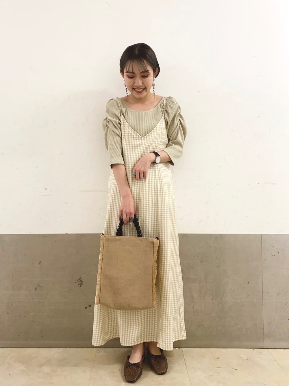 「春、ロングワンピース、ミスティ ウーマン(mysty woman)、シンプル、春コーデ、ギンガムチェック、キャミワンピ、淡色コーデ、ワントーンコーデ」｜「mysty womanのパワショル2WAYプルオーバー 942709（Tシャツ/カットソー、ベージュ系）」を使った、あくるんさん（レディース・156cm）の春コーディネートの1枚目の写真