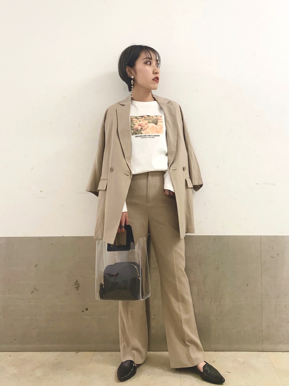 「春コーデ、パンツスタイル、セットアップ、リネン、ベージュコーデ、ロンT、フレアパンツ、夏コーデ、ミスティ ウーマン(mysty woman)、きれいめカジュアル」｜「mysty womanのルーズリネンジャケット 942706（テーラードジャケット、ベージュ系）」を使った、あくるんさん（レディース・156cm）の春コーディネートの1枚目の写真