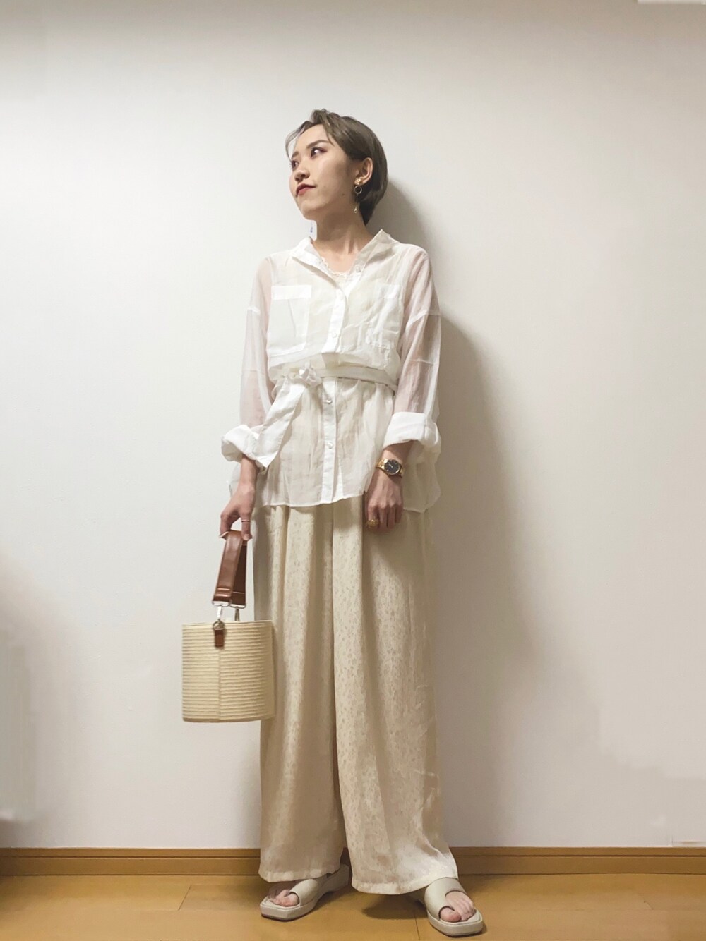 「シンプル、大人カジュアル、リラックススタイル、パンツスタイル、ゆるコーデ、春夏コーデ、ミスティ ウーマン(mysty woman)、シアーシャツ、ワントーンコーデ」｜「mysty womanのベーシックシアシャツ 940350（シャツ/ブラウス、ホワイト系）」を使った、あくるんさん（レディース・156cm）の春コーディネートの1枚目の写真