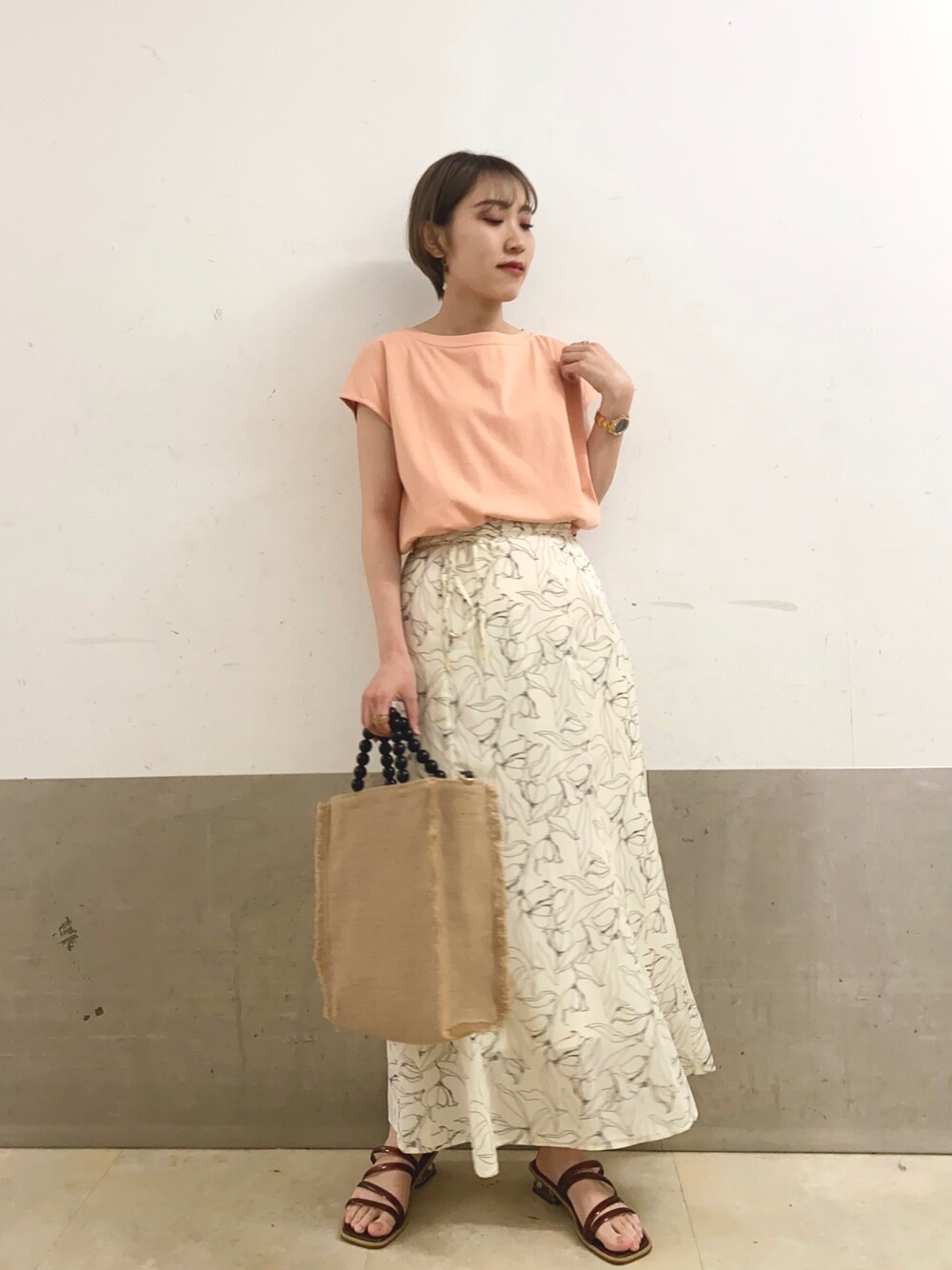 「スカート、ビタミンカラー、花柄、ミスティ ウーマン(mysty woman)、大人コーデ、大人かわいい、キレイめ、夏コーデ」｜「mysty womanのバックホールギャザープルオーバー 944564（Tシャツ/カットソー、オレンジ系）」を使った、あくるんさん（レディース・156cm）の春コーディネートの1枚目の写真