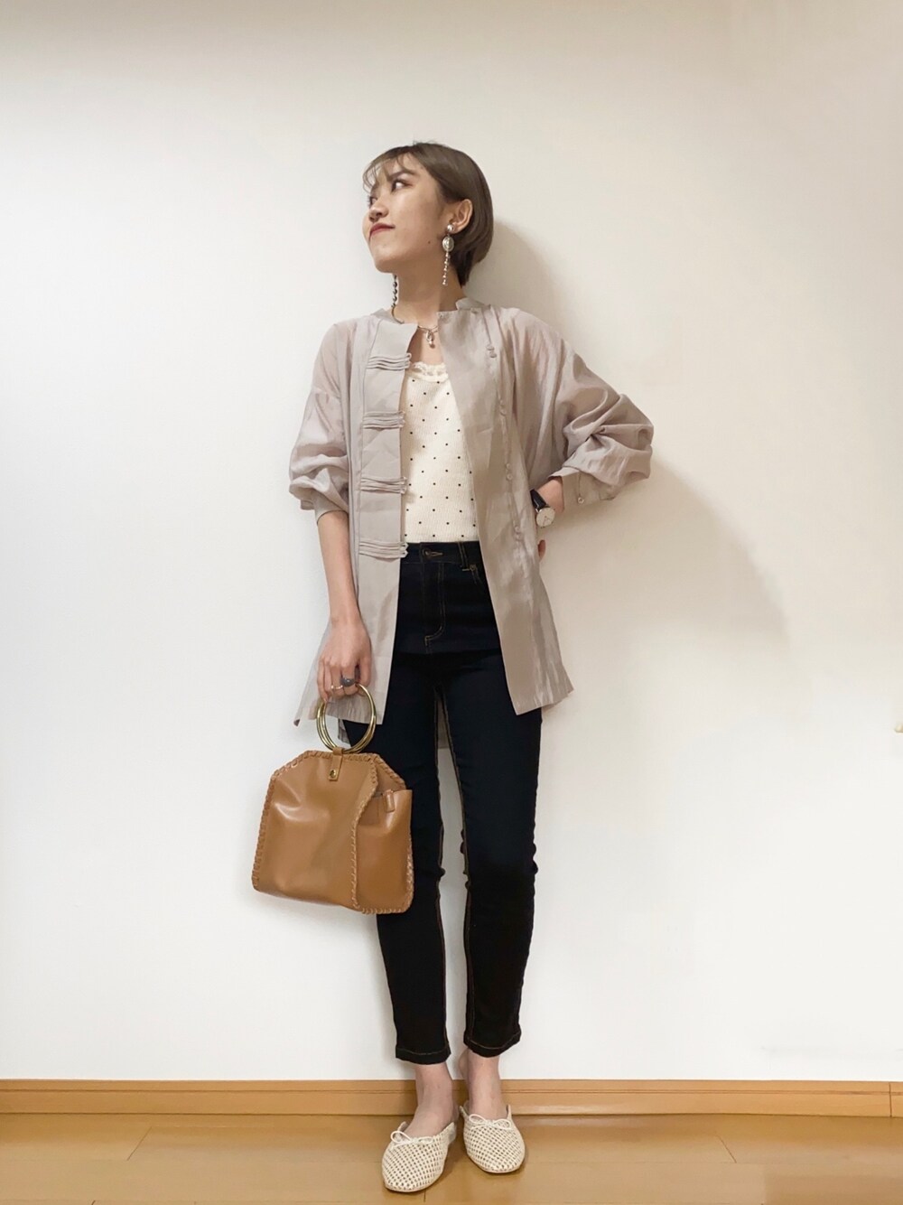 「休日コーデ、きれいめカジュアル、パンツスタイル、ラフ、シンプル、デニムパンツ、夏コーデ、ミスティ ウーマン(mysty woman)、大人コーデ」｜「mysty womanのシアチャイナライクシャツ 937840（シャツ/ブラウス、ベージュ系）」を使った、あくるんさん（レディース・156cm）の春コーディネートの1枚目の写真