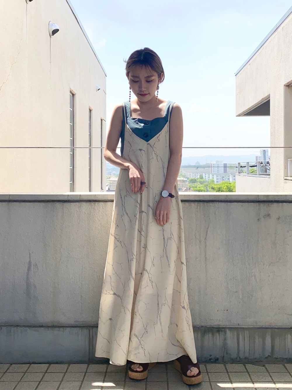 「ラクチンコーデ、サンダル、夏コーデ、キャミワンピ、ワントーンコーデ、ミスティ ウーマン(mysty woman)、タイダイ柄、ビスチェ」｜「mysty womanのﾋﾞｽﾁｪﾜｲﾄﾞﾊﾟﾝﾂｾｯﾄ（サロペット/オーバーオール、グリーン系）」を使った、あくるんさん（レディース・156cm）の春コーディネートの1枚目の写真