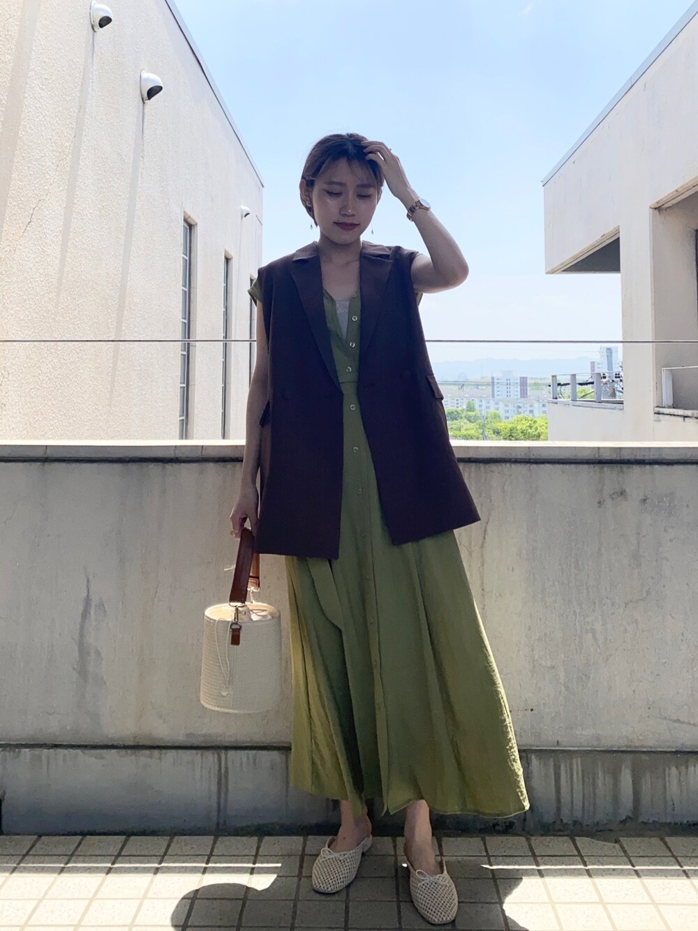 「夏コーデ、大人コーデ、サンダル、グリーン、ワンピース、ジャケット、ミスティ ウーマン(mysty woman)、キレイめ」｜「mysty womanのテーランドロングベスト 948901（テーラードジャケット、ブラウン系）」を使った、あくるんさん（レディース・156cm）の春コーディネートの1枚目の写真
