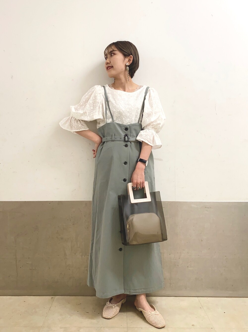 「春コーデ、ボリューム袖、ブラウス、大人コーデ、スカート、ジャンスカ、ミスティ ウーマン(mysty woman)、フェミニン」｜「mysty womanのボリュームスリーブ刺繍ブラウス 944722（シャツ/ブラウス、ホワイト系）」を使った、あくるんさん（レディース・156cm）の春コーディネートの1枚目の写真