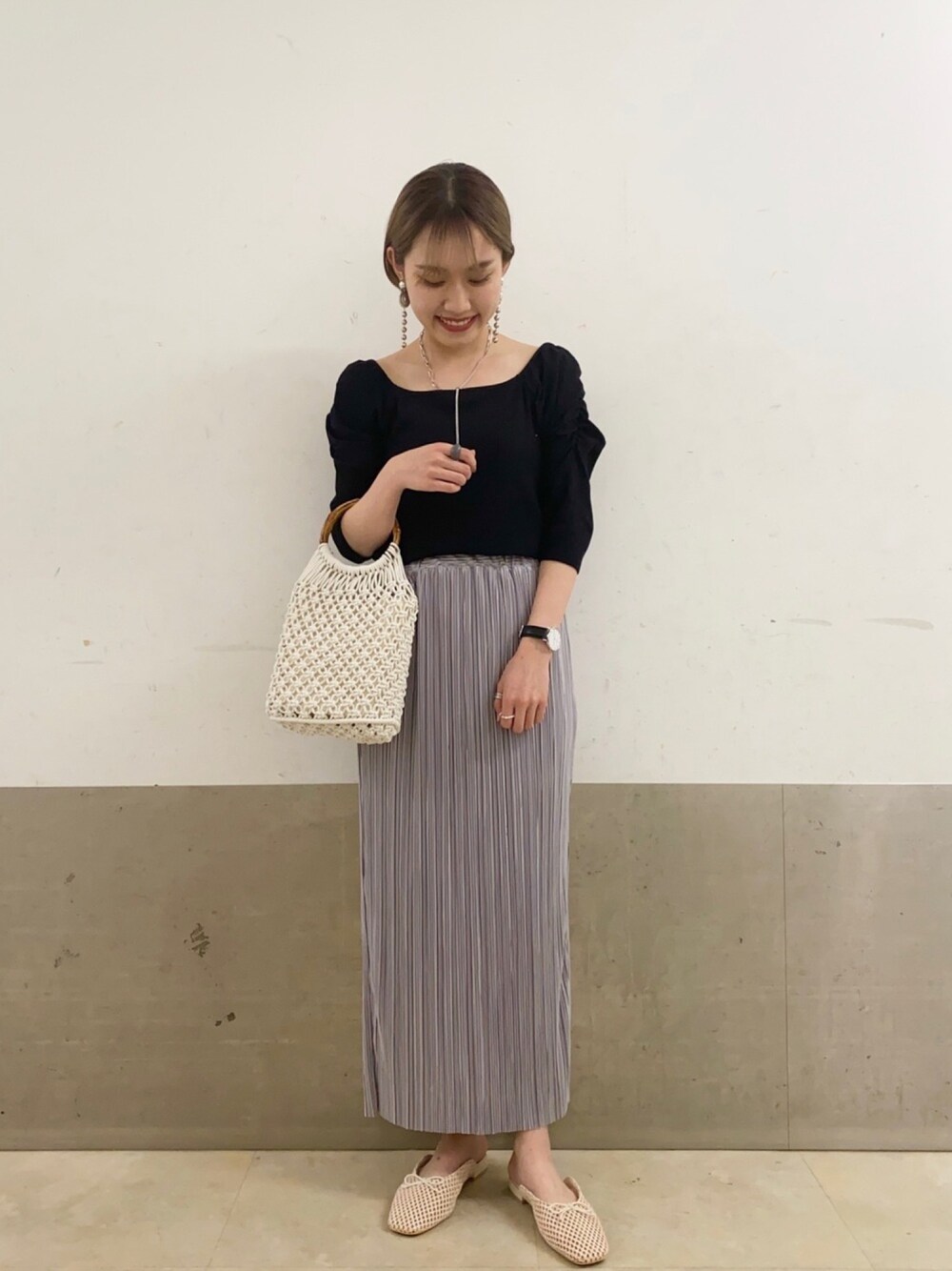 「シンプル、キレイめ、オトナ女子、パワショル、春夏コーデ、ロングスカート、タイトスカート、ミスティ ウーマン(mysty woman)、パワーショルダー、サンダル」｜「mysty womanのパワショル2WAYプルオーバー 942709（Tシャツ/カットソー、ブラック系）」を使った、あくるんさん（レディース・156cm）の春コーディネートの1枚目の写真