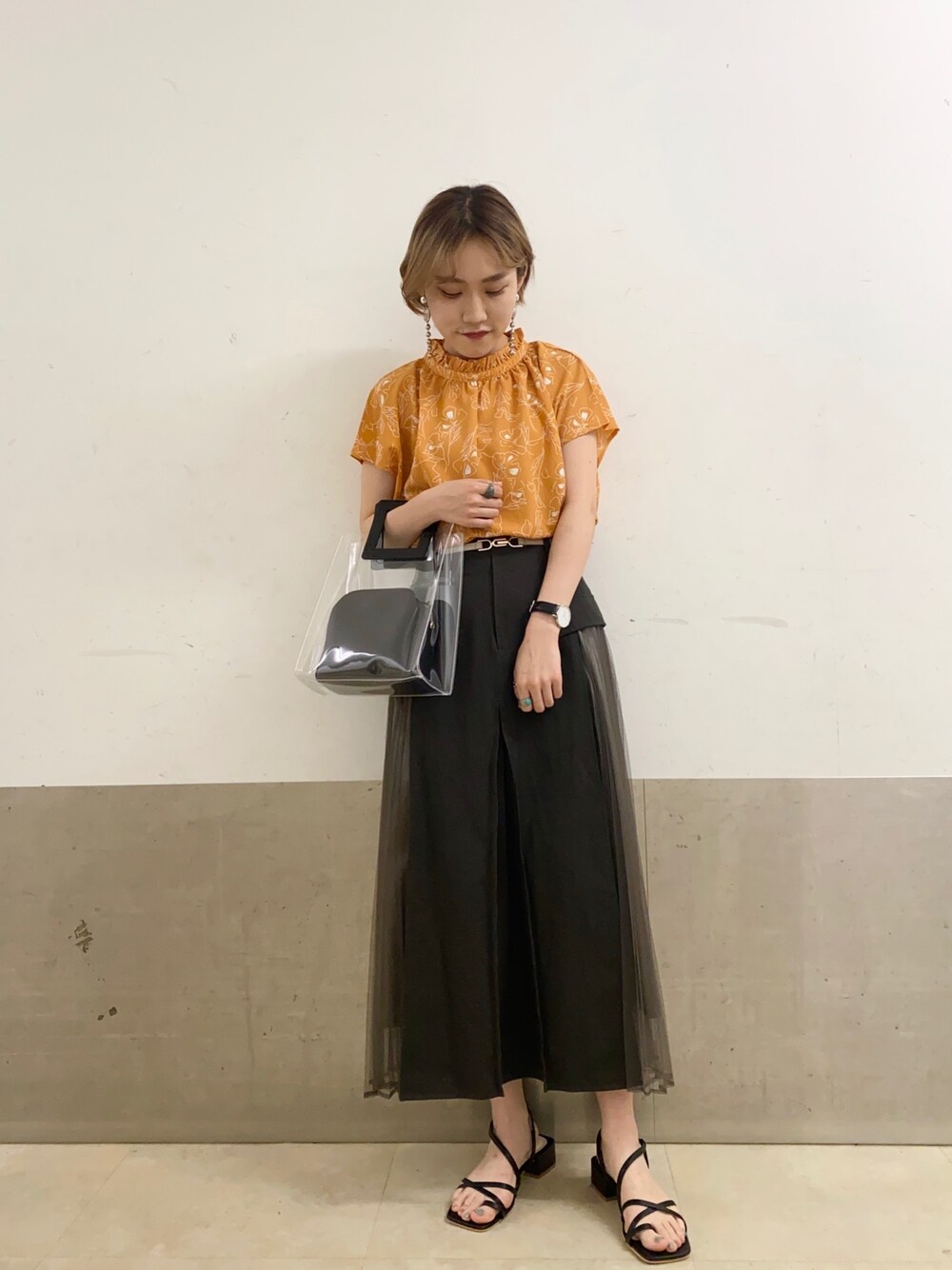 「シンプル、サンダル、ブラウス、花柄、スカート、プリーツスカート、大人コーデ、大人かわいい、ミスティ ウーマン(mysty woman)、クリアバッグ」｜「mysty womanのサマーセンガキブラウス 951763（シャツ/ブラウス、オレンジ系）」を使った、あくるんさん（レディース・156cm）の春コーディネートの1枚目の写真