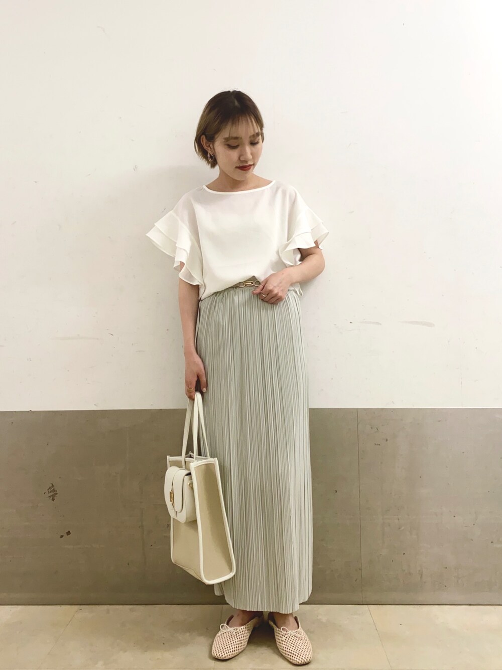「シンプルコーデ、夏コーデ、ブラウス、フリルブラウス、スカート、タイトスカート、プリーツスカート、ミスティ ウーマン(mysty woman)、キレイめ」｜「mysty womanのフリルレイヤードスリーブプルオーバー 949774（シャツ/ブラウス、ホワイト系）」を使った、あくるんさん（レディース・156cm）の春コーディネートの1枚目の写真