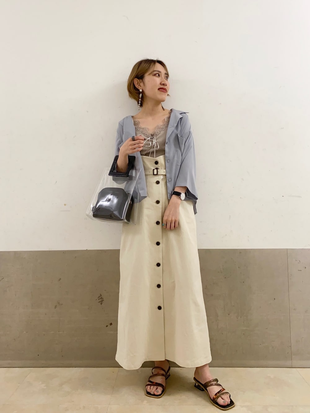 「シンプルコーデ、夏コーデ、シャツ、ブラウス、スカート、ジャンパースカート、クリアサンダル、クリアバッグ、レース、ミスティ ウーマン(mysty woman)」｜「mysty womanのサテン開襟シャツ 950562（シャツ/ブラウス、ブルー系）」を使った、あくるんさん（レディース・156cm）の春コーディネートの1枚目の写真