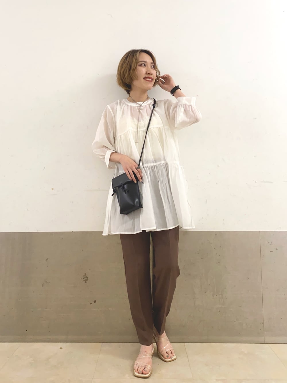 「ティアード、ブラウス、チュニック、テーパードパンツ、シンプル、大人コーデ、ミスティ ウーマン(mysty woman)、クリアサンダル、ミュール」｜「mysty womanの2WAYティアードブラウス 943482（シャツ/ブラウス、ホワイト系）」を使った、あくるんさん（レディース・156cm）の夏コーディネートの1枚目の写真