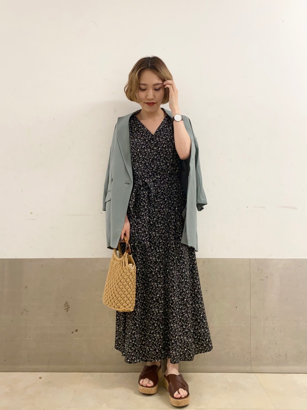 「夏コーデ、花柄ワンピース、リネン、リネンジャケット、厚底サンダル、ワンピース、ミスティ ウーマン(mysty woman)、オトナ女子」｜「mysty womanのルーズリネンジャケット 942706（テーラードジャケット、ブルー系）」を使った、あくるんさん（レディース・156cm）の夏コーディネートの1枚目の写真