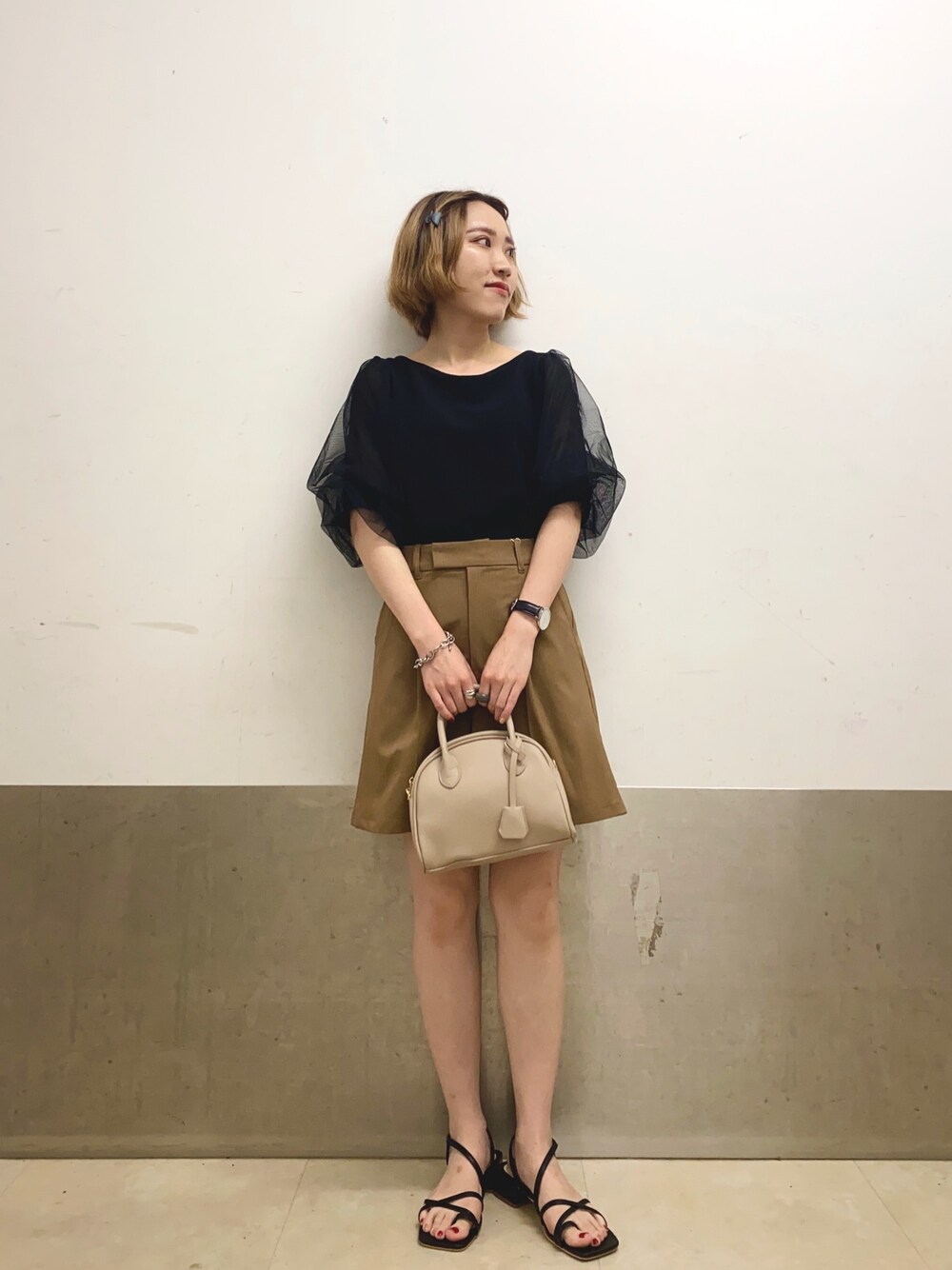 「袖ボリューム、チュールトップス、ショートパンツ、ボストンバッグ、サンダル、シンプル、大人かわいい、キレイめ、ミスティ ウーマン(mysty woman)」｜「mysty womanの5分袖チュールタックスリーブプルオーバー 951762（Tシャツ/カットソー、ブラック系）」を使った、あくるんさん（レディース・156cm）の夏コーディネートの1枚目の写真