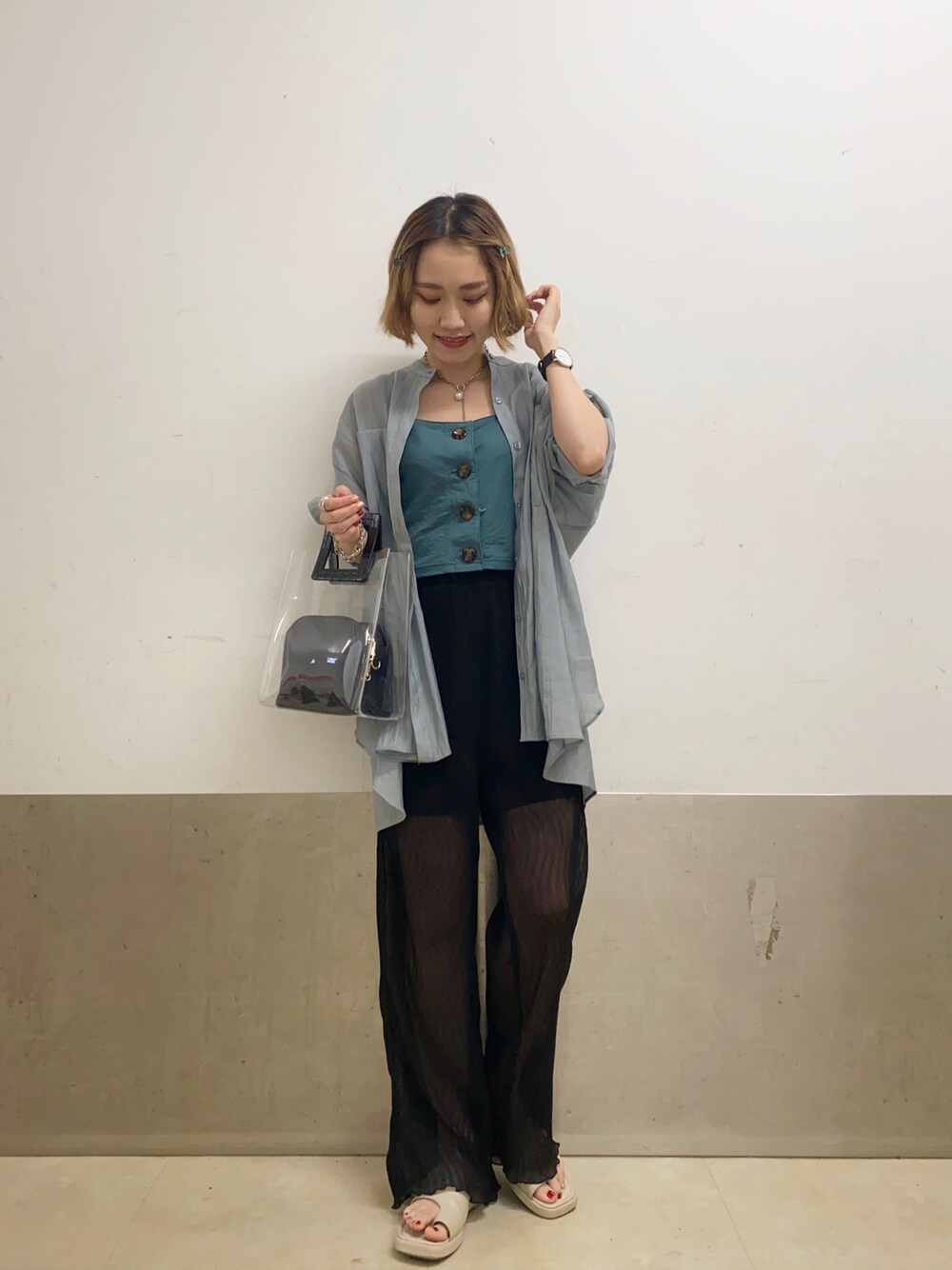「大人カジュアル、シアーパンツ、シアーシャツ、シアー、ビスチェ、クリアバッグ、トングサンダル、白Tシャツ、ミスティ ウーマン(mysty woman)」｜「mysty womanのベーシックシアシャツ 940350（シャツ/ブラウス、ブルー系）」を使った、あくるんさん（レディース・156cm）の夏コーディネートの1枚目の写真