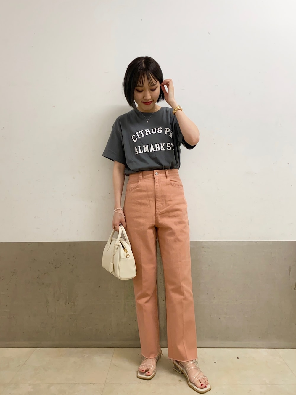 「Tシャツ、ロゴT、カレッジ、デニムパンツ、カラーデニム、ストレートデニム、レースアップパンツ、クリアサンダル、ボストンバッグ、ミスティ ウーマン(mysty woman)」｜「mysty womanのカレッジロゴプリントTシャツ 950564（Tシャツ/カットソー、グレー系）」を使った、あくるんさん（レディース・156cm）の夏コーディネートの1枚目の写真