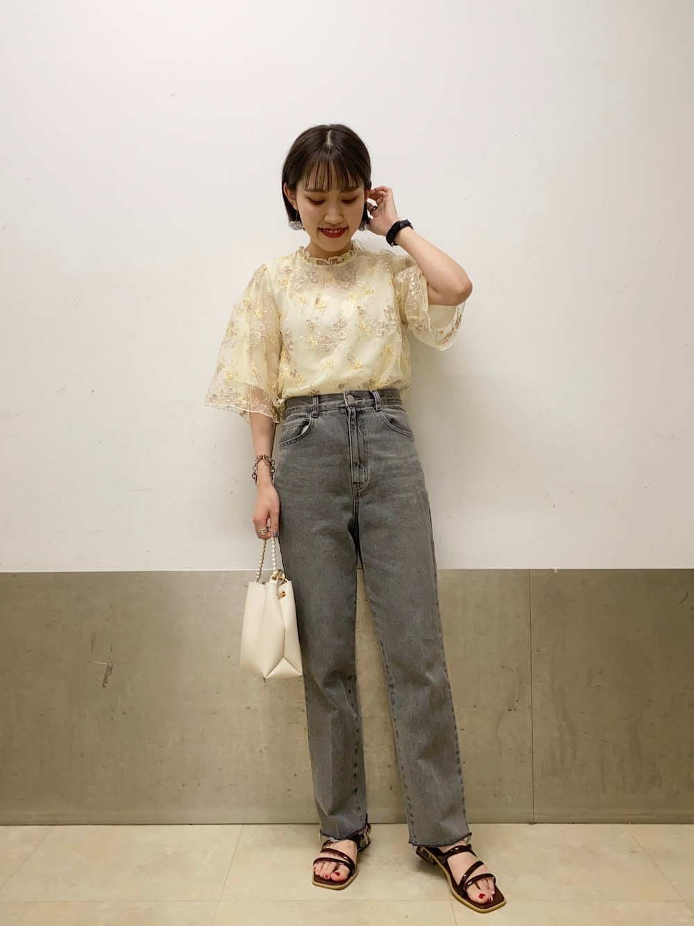 「カジュアルコーデ、ブラウス、刺繍ブラウス、デニムパンツ、ストレートデニム、クリアサンダル、ミスティ ウーマン(mysty woman)、甘辛mix、シンプルコーデ」｜「mysty womanのふんわり フローラル刺繍5分袖ブラウス 942708（シャツ/ブラウス、イエロー系）」を使った、あくるんさん（レディース・156cm）の夏コーディネートの1枚目の写真