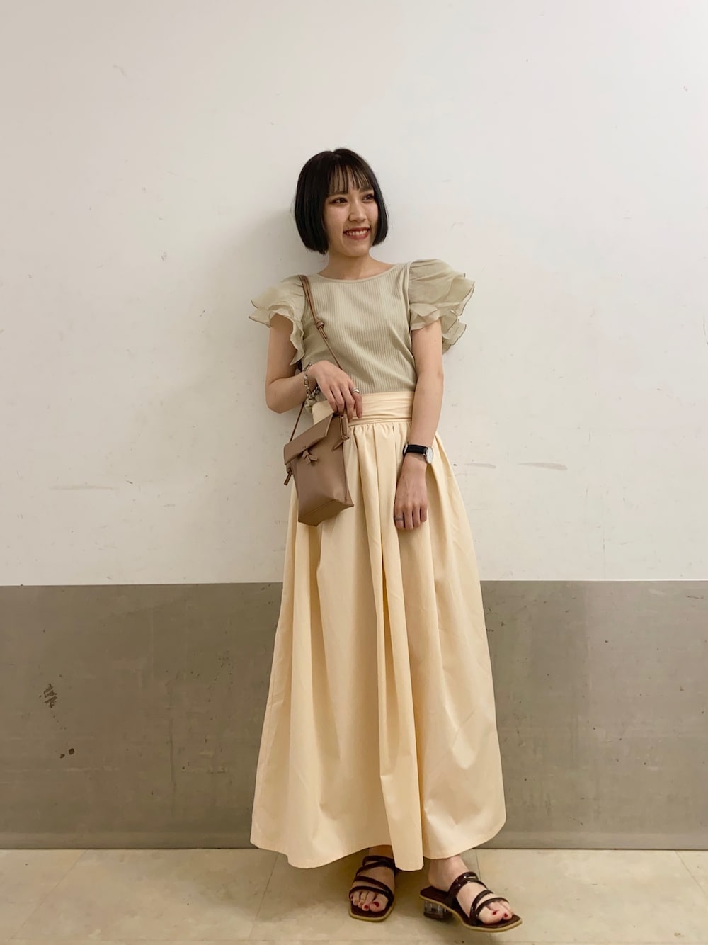 「オトナ女子、ボリューム袖、フリル、ボックススカート、ロングスカート、ワントーンコーデ、淡色コーデ、クリアサンダル、ショルダーバッグ、ミスティ ウーマン(mysty woman)」｜「mysty womanのコンシャススリーブプルオーバー 958367（Tシャツ/カットソー、ベージュ系）」を使った、あくるんさん（レディース・156cm）の夏コーディネートの1枚目の写真