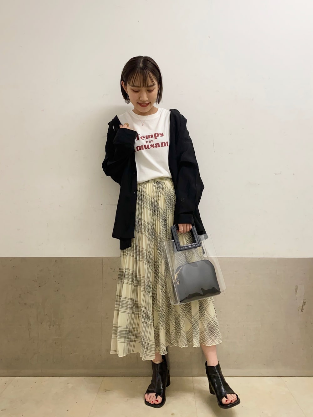 「シアーシャツ、ロゴT、Tシャツ、プリーツスカート、チェックスカート、ショートブーツ、トングサンダル、クリアバッグ、モノトーン、ミスティ ウーマン(mysty woman)」｜「mysty womanのメッセージロゴＴシャツ 217547（Tシャツ/カットソー、ホワイト系）」を使った、あくるんさん（レディース・156cm）の夏コーディネートの1枚目の写真