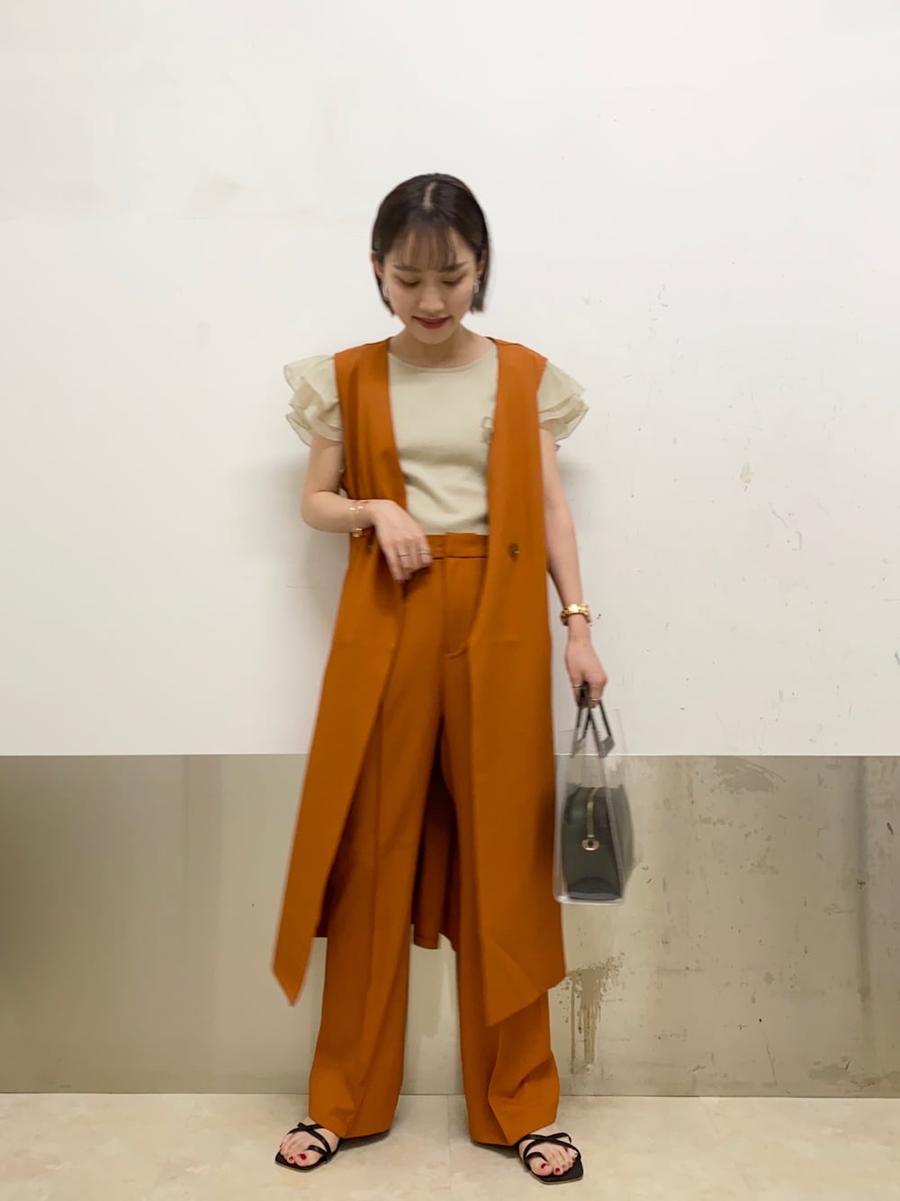 「セットアップ、ロングベスト、ジャケット、カラーパンツ、フレアパンツ、オレンジ、クリアバッグ、サンダル、秋のコーデ、ミスティ ウーマン(mysty woman)」｜「mysty womanのバックレースアップロングジレ 218375（ノーカラージャケット、オレンジ系）」を使った、あくるんさん（レディース・156cm）の夏コーディネートの1枚目の写真