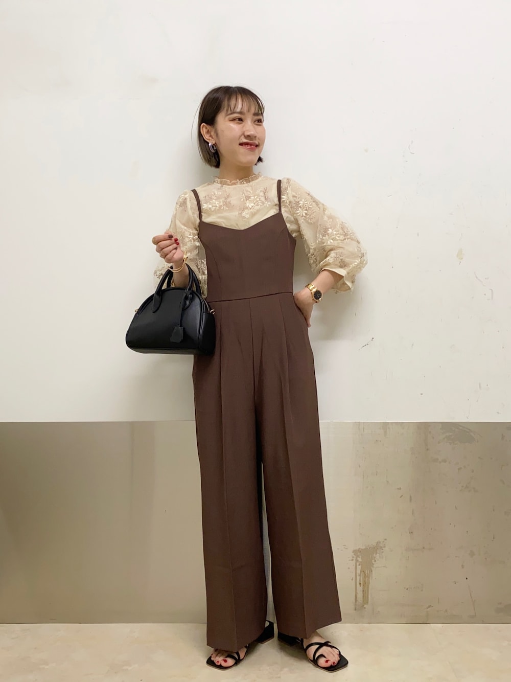 「刺繍ブラウス、ブラウス、サロペット、ボストンバッグ、キレイめ、大人かわいい、ミスティ ウーマン(mysty woman)、秋のコーデ、パンツスタイル、シンプルコーデ」｜「mysty womanのフローラル刺繍7分袖ブラウス 217550（その他トップス、ホワイト系）」を使った、あくるんさん（レディース・156cm）の夏コーディネートの1枚目の写真