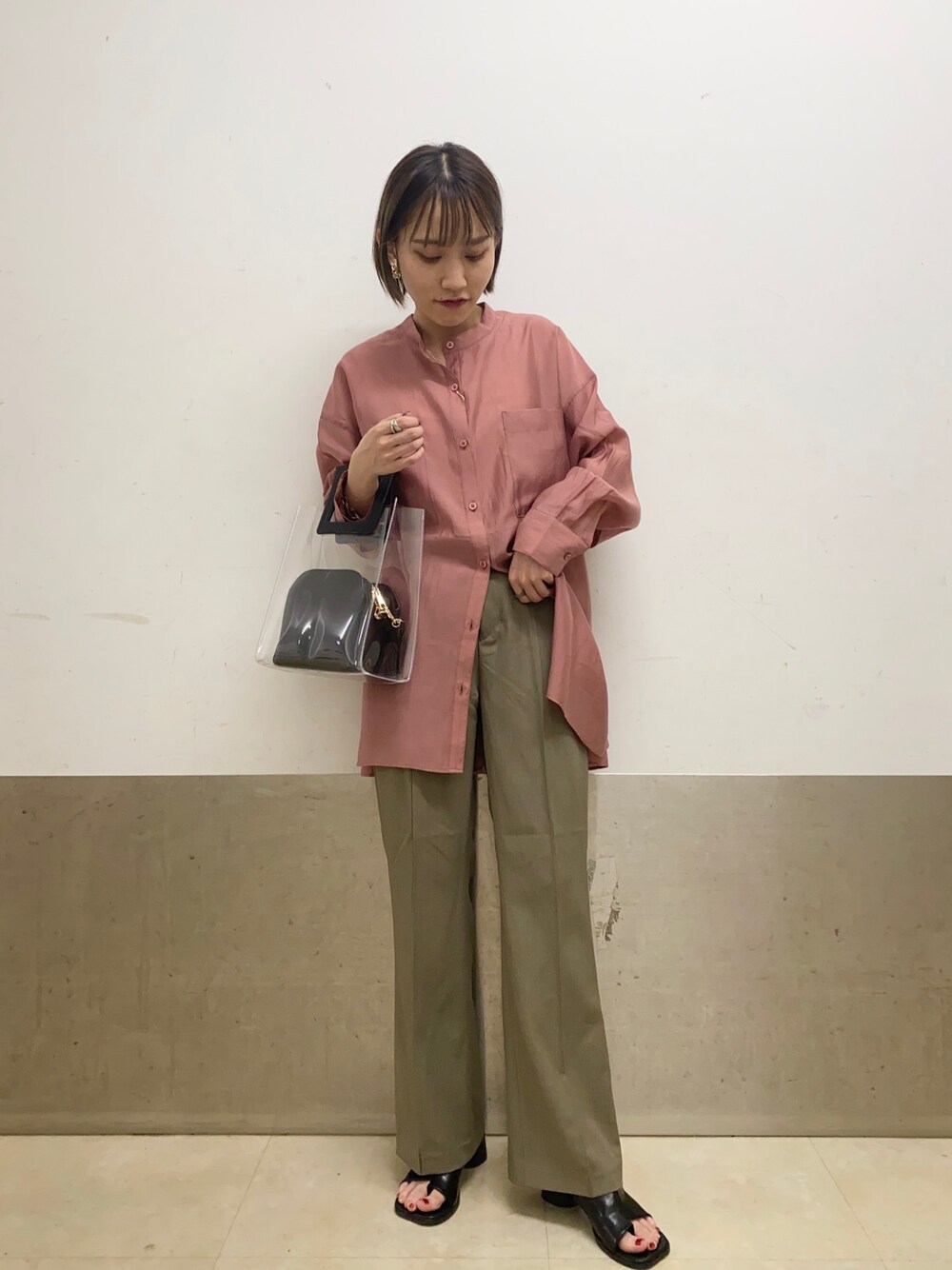 「シアーシャツ、フレアパンツ、ショートブーツ、クリアバッグ、秋のコーデ、大人カジュアル、ミスティ ウーマン(mysty woman)、トングサンダル、ピンクシャツ」｜「mysty womanのベーシックシアシャツ 940350（シャツ/ブラウス、ピンク系）」を使った、あくるんさん（レディース・156cm）の夏コーディネートの1枚目の写真