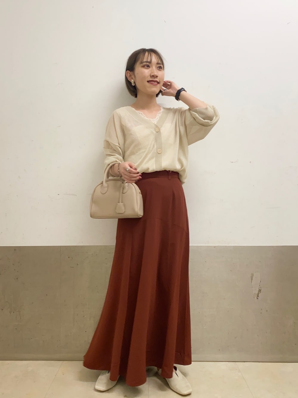 「秋のコーデ、シアー、シアーカーディガン、カーディガン、フレアスカート、ロングスカート、マーメイドスカート、ミスティ ウーマン(mysty woman)、ミュール、ボストンバッグ」｜「mysty womanのシアーニュアンスカーデ 217546（カーディガン/ボレロ、ベージュ系）」を使った、あくるんさん（レディース・156cm）の夏コーディネートの1枚目の写真