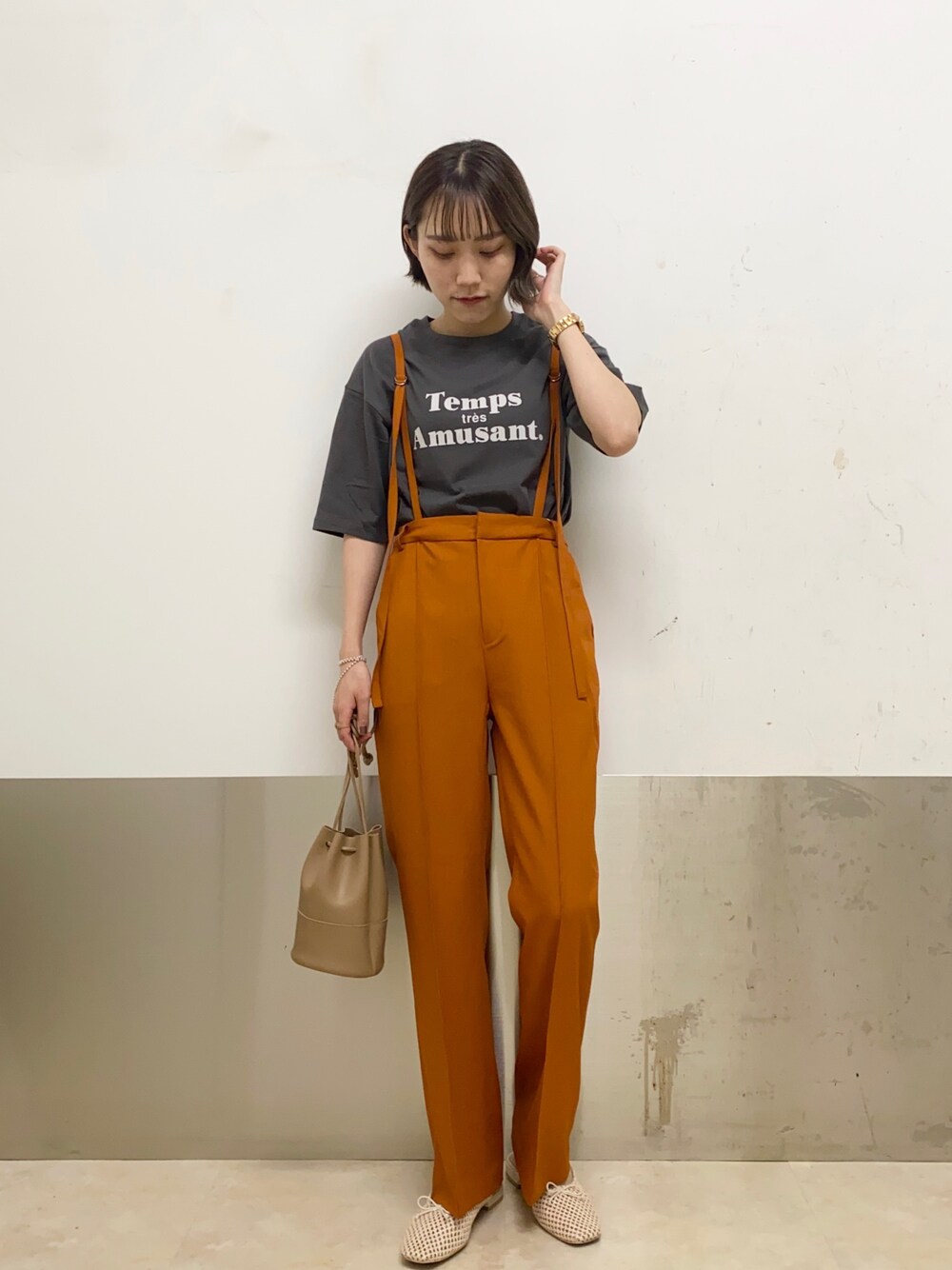 「ロゴT、Tシャツ、大人カジュアル、サスペンダー、サスペンダーパンツ、センタープレス、センタープレスパンツ、シンプル、ミスティ ウーマン(mysty woman)、ミュール」｜「mysty womanのメッセージロゴＴシャツ 217547（Tシャツ/カットソー、グレー系）」を使った、あくるんさん（レディース・156cm）の夏コーディネートの1枚目の写真