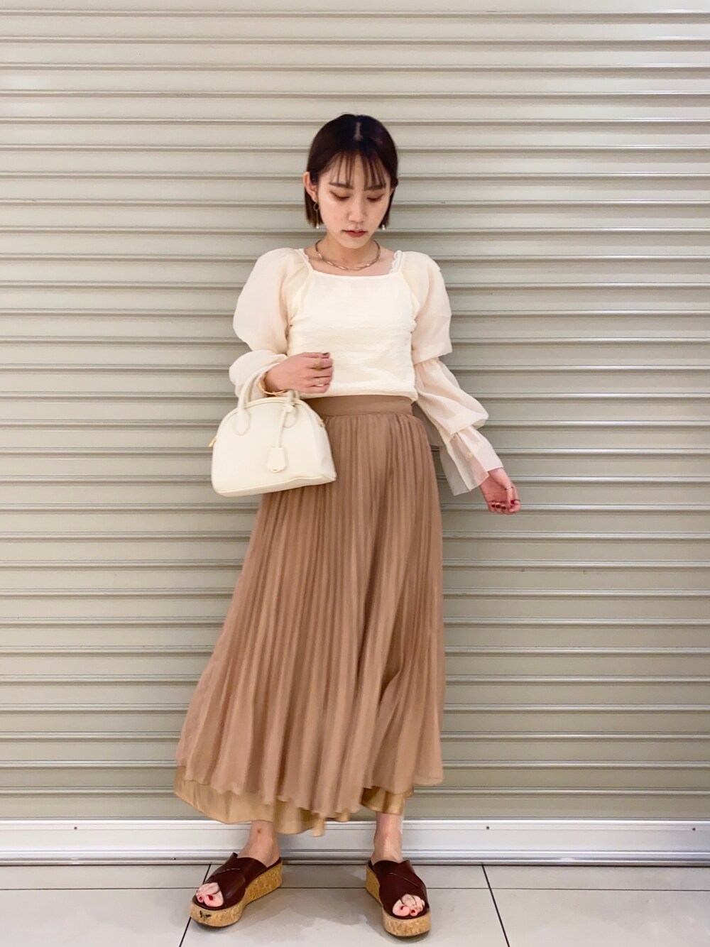「袖ボリューム、異素材、プリーツスカート、サテンスカート、リバーシブル、リバーシブルスカート、厚底サンダル、ボストンバッグ、ミスティ ウーマン(mysty woman)、フェミニン」｜「mysty womanのキーチェーン付きボストンバッグ 956602（ボストンバッグ、ホワイト系）」を使った、あくるんさん（レディース・156cm）の夏コーディネートの1枚目の写真