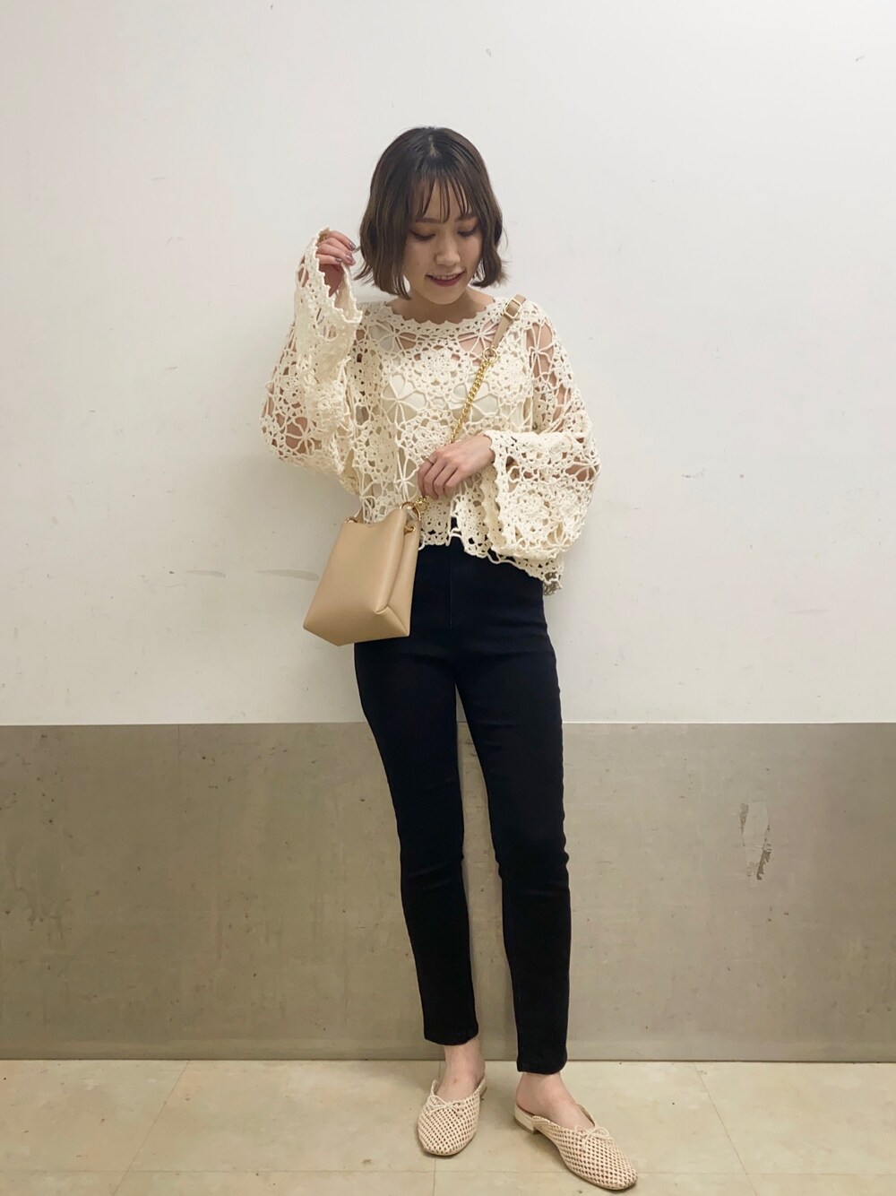 「かぎ針編み、デザイントップス、スキニーデニム、スキニーパンツ、ブラックスキニー、ミュール、大人カジュアル、ミスティ ウーマン(mysty woman)、ボリューム袖」｜「mysty womanのカギ編みモチーフプルオーバー 216528（ニット/セーター、ホワイト系）」を使った、あくるんさん（レディース・156cm）の夏コーディネートの1枚目の写真