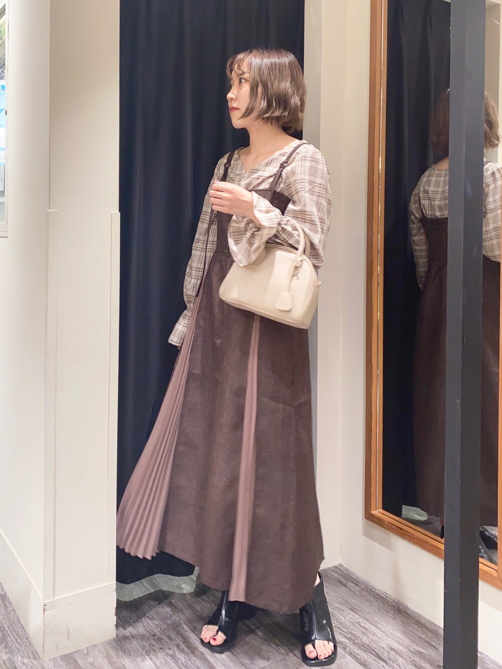 「チェック、チェックブラウス、ジャンパースカート、ジャンスカ、プリーツ、ショートブーツ、ボストンバッグ、ミスティ ウーマン(mysty woman)、ブラウンコーデ、ワントーンコーデ」｜「mysty womanのウエストタックチェックブラウス 219397（シャツ/ブラウス、ベージュ系）」を使った、あくるんさん（レディース・156cm）の夏コーディネートの1枚目の写真
