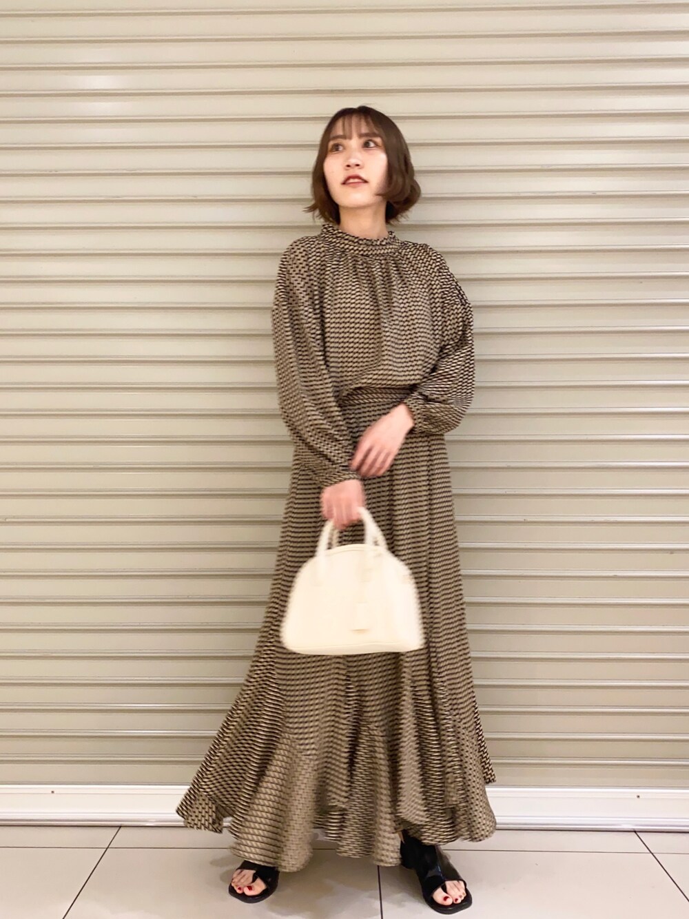 「幾何学柄、柄ブラウス、ブラウス、マーメイドスカート、柄スカート、ロングスカート、ボストンバッグ、セットアップ、ショートブーツ、ミスティ ウーマン(mysty woman)」｜「mysty womanのアソート柄2WAYフェミニンブラウス 956382（シャツ/ブラウス、ブラック系）」を使った、あくるんさん（レディース・156cm）の夏コーディネートの1枚目の写真