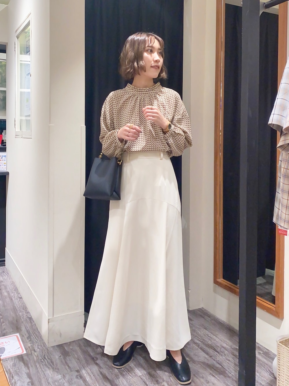 「幾何学柄、ブラウス、フレアスカート、マーメイドスカート、パンプス、ミスティ ウーマン(mysty woman)、淡色コーデ、モノトーン、キレイめ、大人かわいい」｜「mysty womanのアソート柄2WAYフェミニンブラウス 956382（シャツ/ブラウス、ホワイト系）」を使った、あくるんさん（レディース・156cm）の夏コーディネートの1枚目の写真