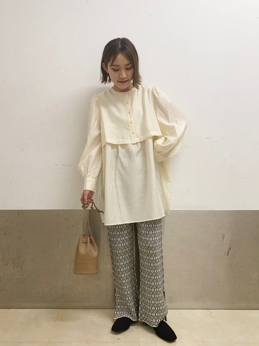 「チュニック、シャツ、ブラウス、バックリボン、ジャガード、ニットパンツ、フレアパンツ、サイドスリット、ミュール、ミスティ ウーマン(mysty woman)」｜「mysty womanのレイヤードチュニックシャツ 229077（シャツ/ブラウス、ホワイト系）」を使った、あくるんさん（レディース・156cm）の夏コーディネートの1枚目の写真