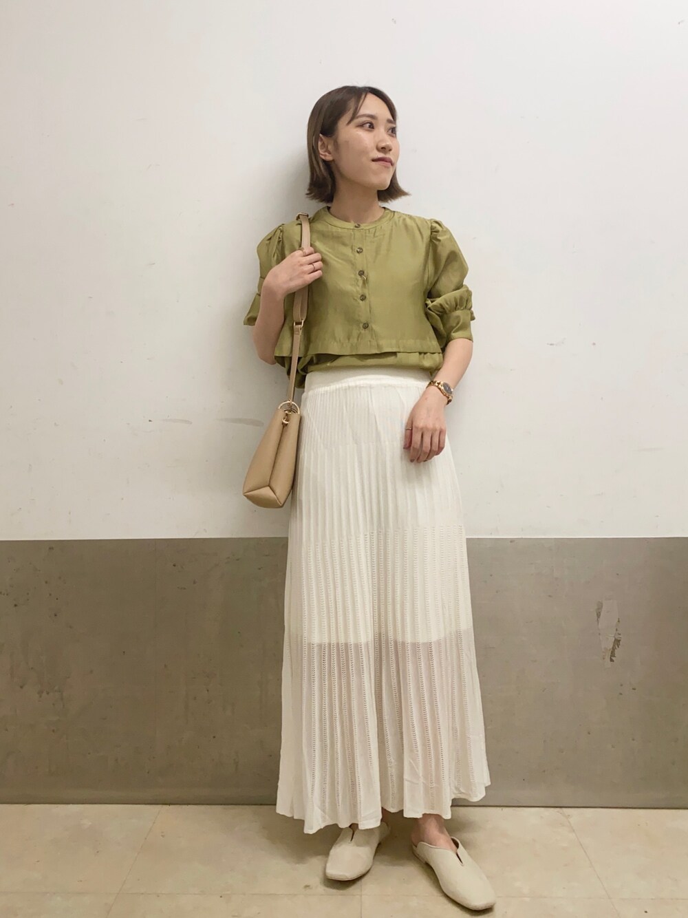 「シャツ、ブラウス、チュニック、ニットスカート、透かし編みニット、ミュール、ミスティ ウーマン(mysty woman)、ピスタチオ、グリーン」｜「mysty womanのレイヤードチュニックシャツ 229077（シャツ/ブラウス、イエロー系）」を使った、あくるんさん（レディース・156cm）の夏コーディネートの1枚目の写真