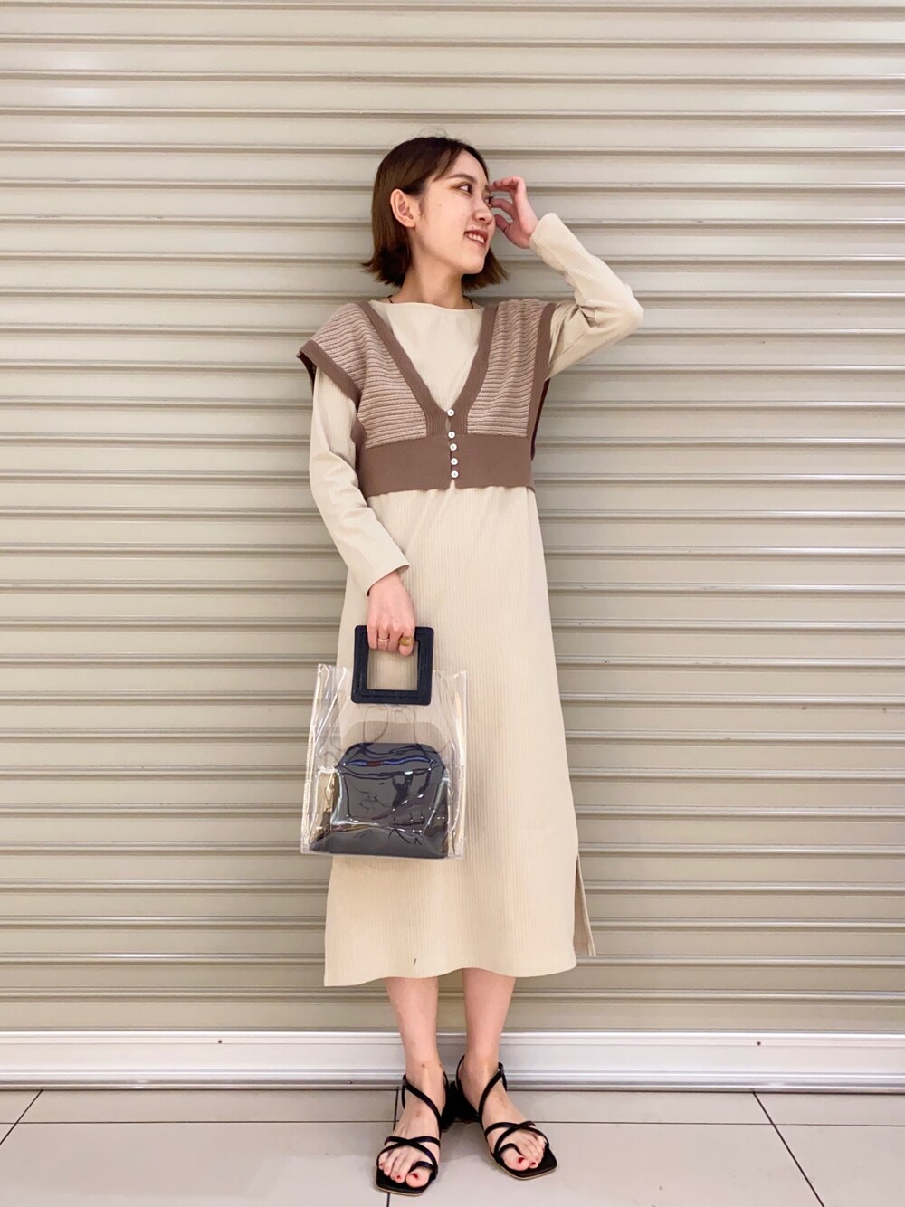 「ワンピース、カットソーワンピース、ジャガード、ジャガードニット、ビスチェ、レイヤードスタイル、サンダル、クリアバッグ、ミスティ ウーマン(mysty woman)」｜「mysty womanのジャカード2WAYビスチェ 956673（ベスト、ブラウン系）」を使った、あくるんさん（レディース・156cm）の夏コーディネートの1枚目の写真