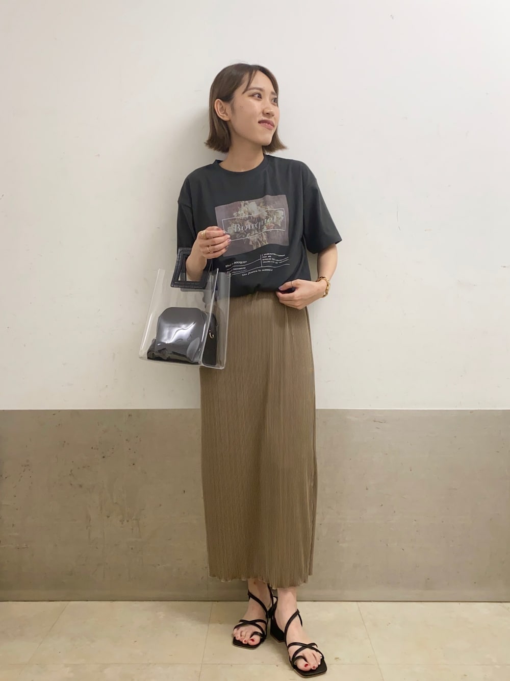 「フォトT、プリントT、Tシャツ、キャミワンピ、プリーツワンピース、クリアバッグ、サンダル、レイヤードスタイル、ミスティ ウーマン(mysty woman)、きれいめカジュアル」｜「mysty womanのボタニカルフォトＴシャツ 215877（Tシャツ/カットソー、グレー系）」を使った、あくるんさん（レディース・156cm）の夏コーディネートの1枚目の写真