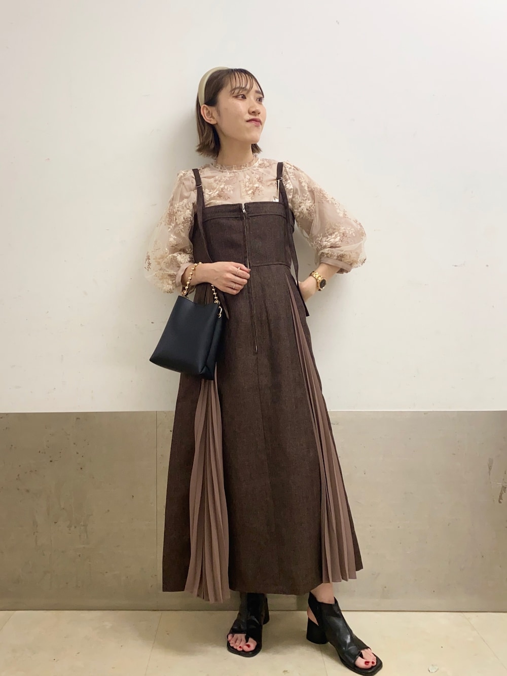 「大人ガーリー、刺繍、刺繍ブラウス、プリーツワンピース、ジャンパースカート、ショートブーツ、カチューシャ、ミスティ ウーマン(mysty woman)、秋服準備はじめました、秋コーデ」｜「mysty womanのエコレザーワイドカチューシャ 935721（カチューシャ、ベージュ系）」を使った、あくるんさん（レディース・156cm）の夏コーディネートの1枚目の写真