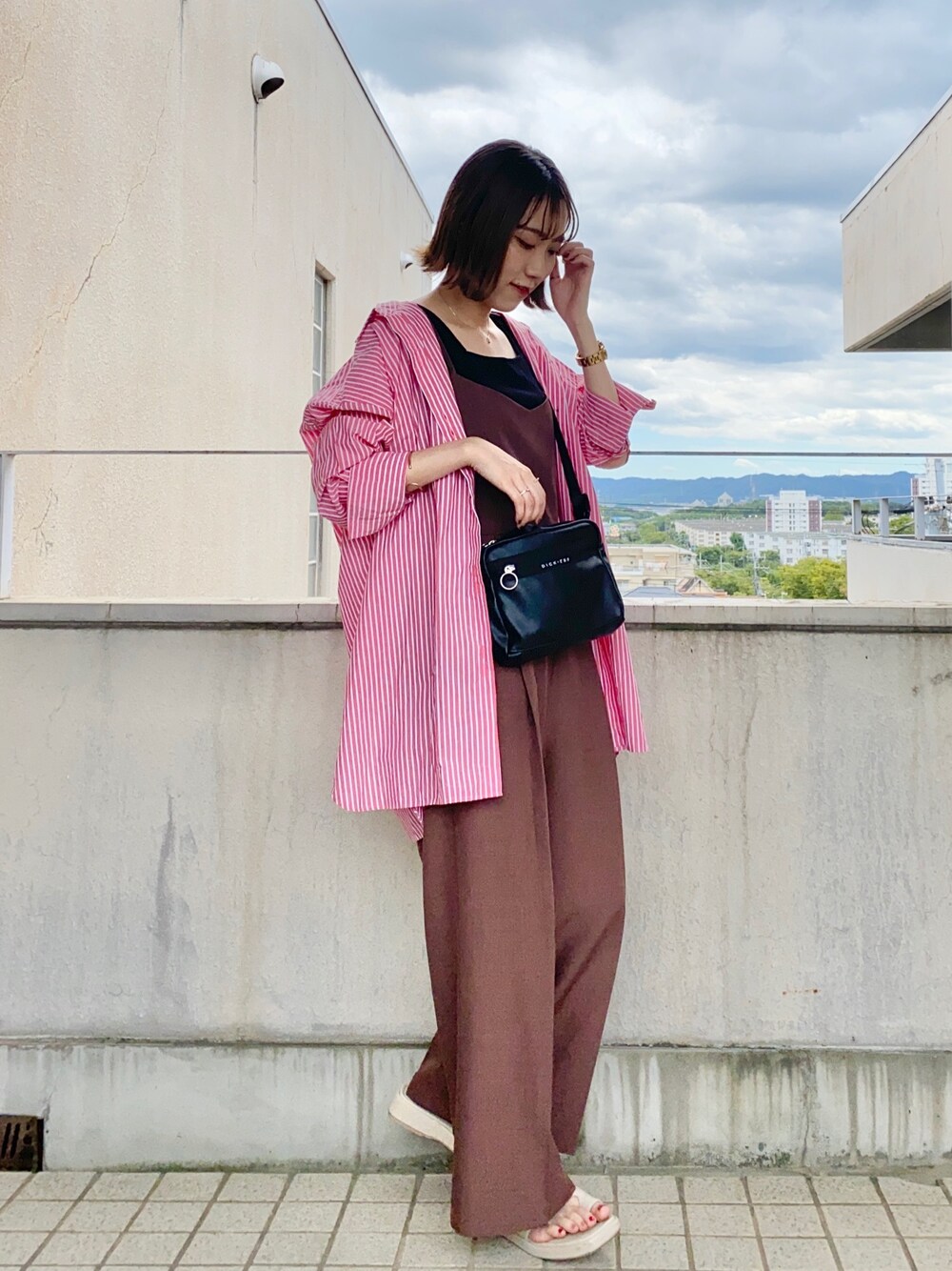 「ストライプ、ストライプシャツ、タンクトップ、サロペット、休日コーデ、ootd、大人カジュアル、トングサンダル、シャツスタイル、ミスティ ウーマン(mysty woman)」｜「mysty womanの2WAYテレコタンク 940346（タンクトップ、ブラック系）」を使った、あくるんさん（レディース・156cm）の夏コーディネートの1枚目の写真