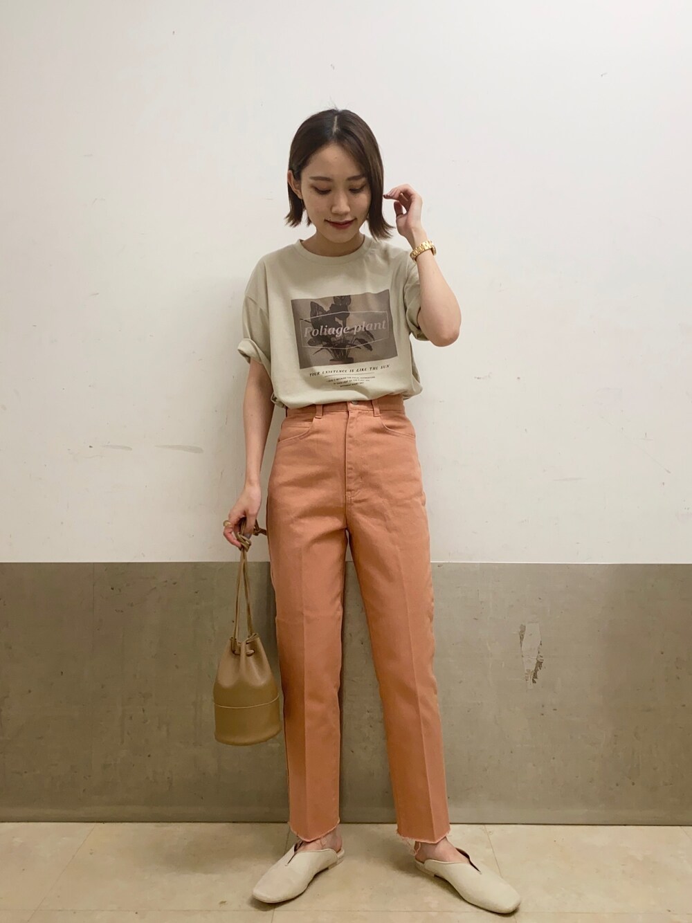 「Tシャツ、プリントT、ボタニカル、デニムパンツ、ストレートデニム、バックレースアップ、ミュール、ミスティ ウーマン(mysty woman)、大人カジュアル、デニムコーデ」｜「mysty womanのボタニカルフォトＴシャツ 215877（Tシャツ/カットソー、ベージュ系）」を使った、あくるんさん（レディース・156cm）の夏コーディネートの1枚目の写真