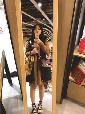 「CHARLES & KEITH（チャールズ & キース）のアイテム（ショルダーバッグ、ブラウン系）」を使った、Joyceさん（レディース）の春コーディネート