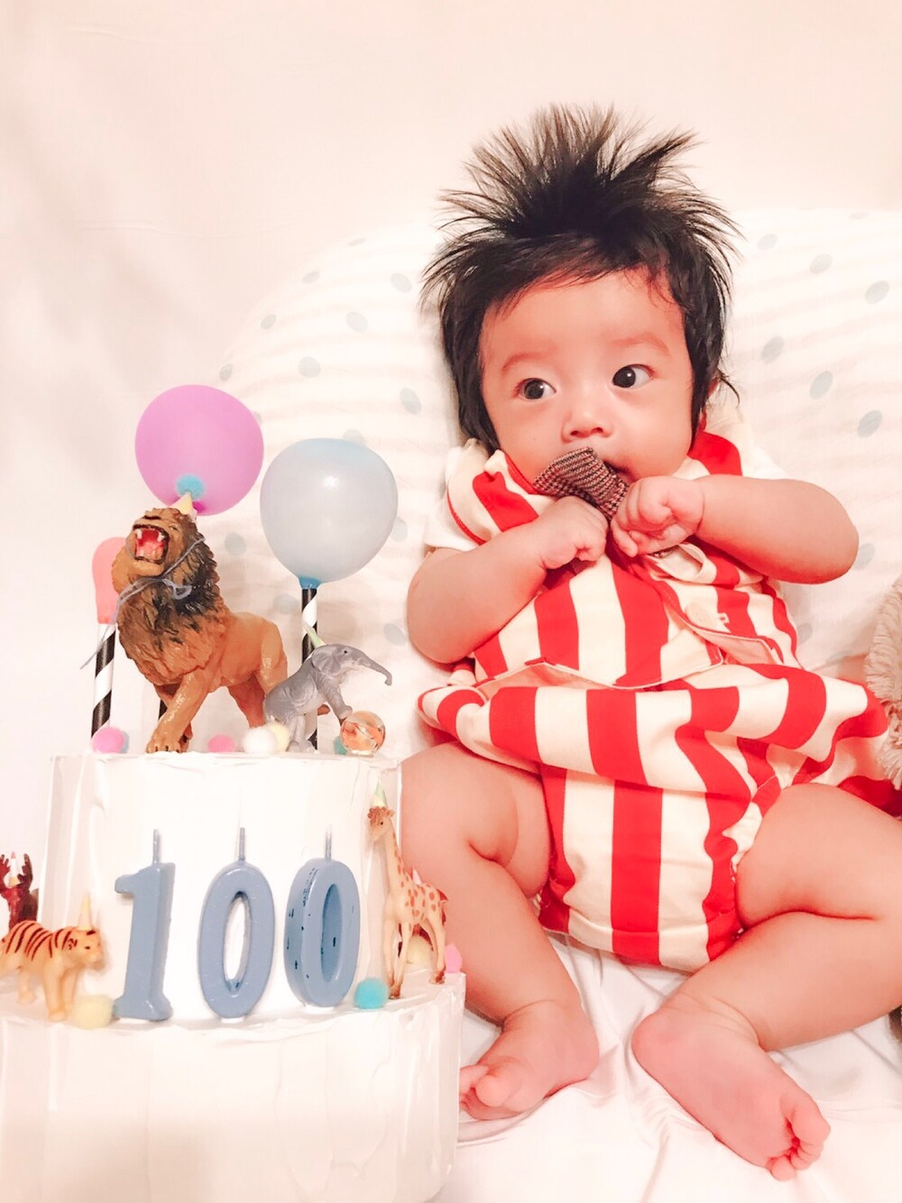 「3ヶ月ベビー、ベビーコーデ、100days」｜「mah madeのアイテム（スーツベスト、レッド系）」を使った、なぎすけさん（キッズ・60cm）の秋コーディネートの1枚目の写真