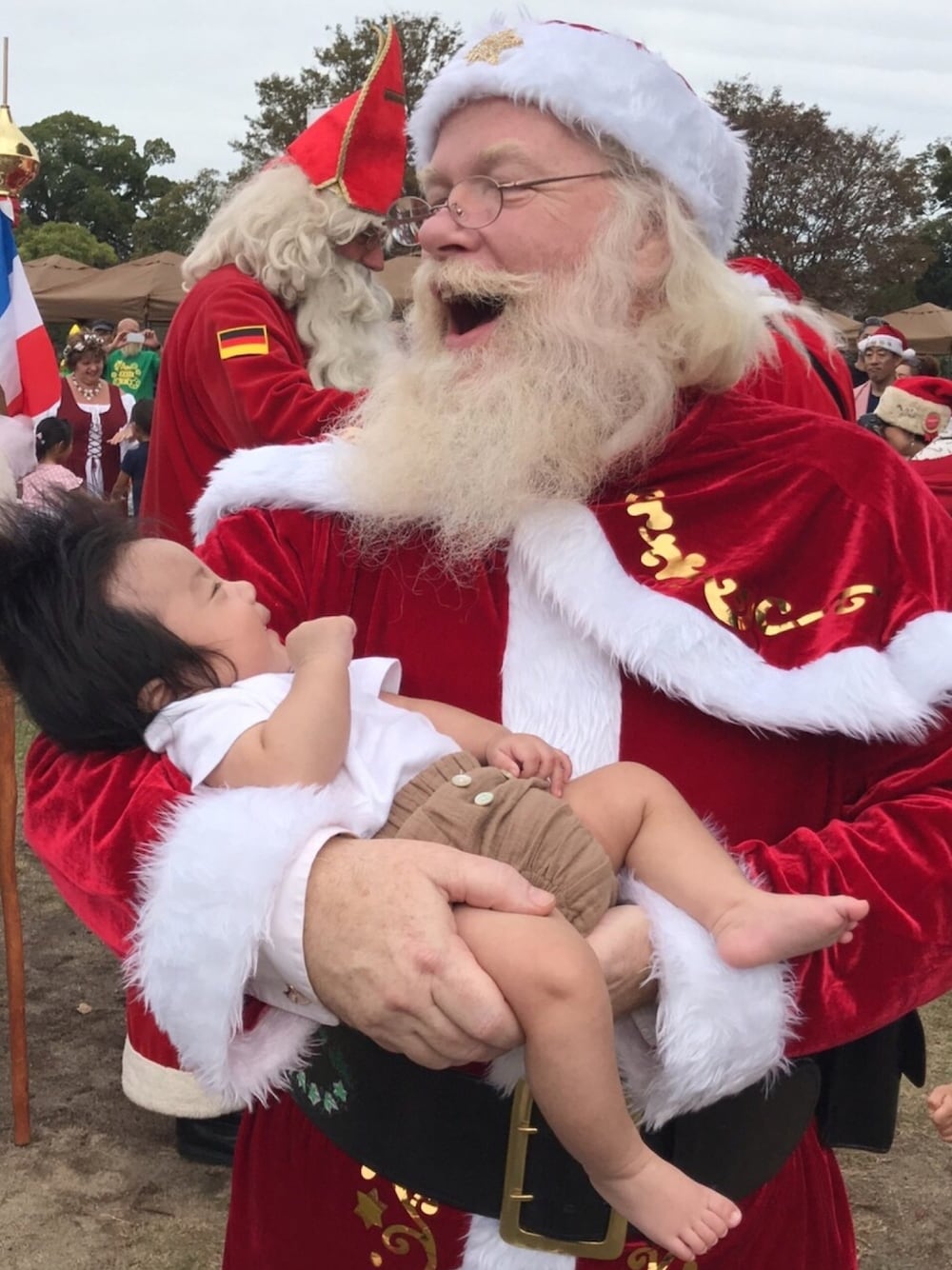 「3ヶ月ベビー、ベビーコーデ、サンタクロース、クリスマス」｜「🎅🏻🔔⛄️のアイテム（フォーマルスーツ/小物、レッド系）」を使った、なぎすけさん（キッズ・60cm）の秋コーディネートの1枚目の写真