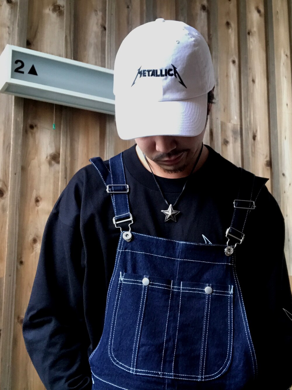 「METALLICA、Cody Sanderson」｜「CODY SANDERSONのアイテム（ネックレス、シルバー系）」を使った、TAKUYAさん（メンズ・171cm）の春コーディネートの1枚目の写真
