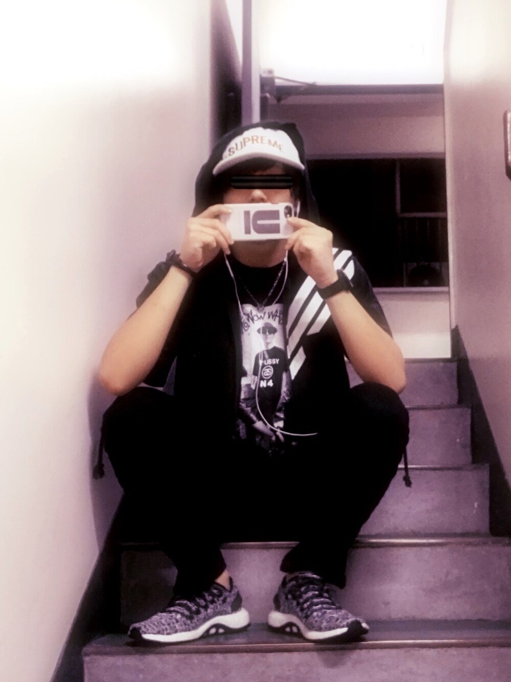 「お洒落さんとつながりたい、ブラック、street」｜「Supreme のアイテム（キャップ、ホワイト系）」を使った、Soraさん（メンズ・176cm）の夏コーディネートの1枚目の写真