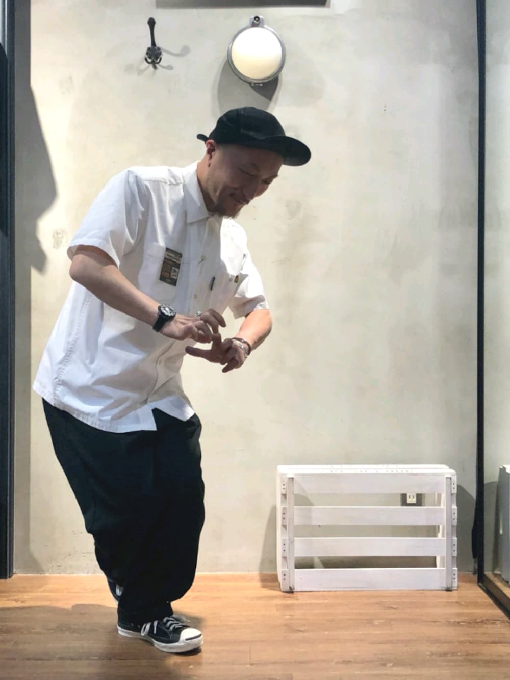 ホワイト系のシャツ/ブラウス、ブルー系のチノパンツを着用したメンズの春コーディネートの1枚目の写真