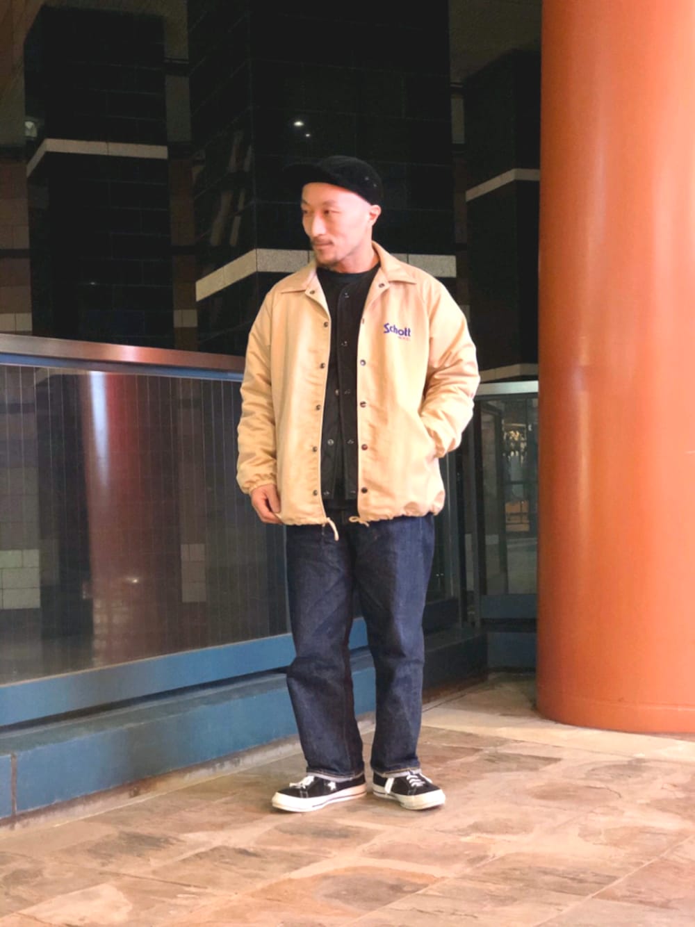 ベージュ系のジャケット/アウター、ブラック系のダウンジャケット/コートを着用したメンズの冬コーディネートの1枚目の写真